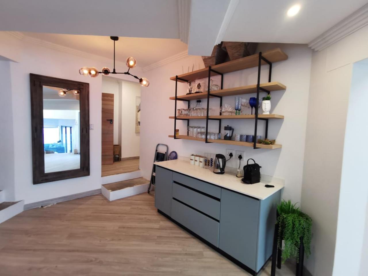 Five-Bedroom House - Photo 6