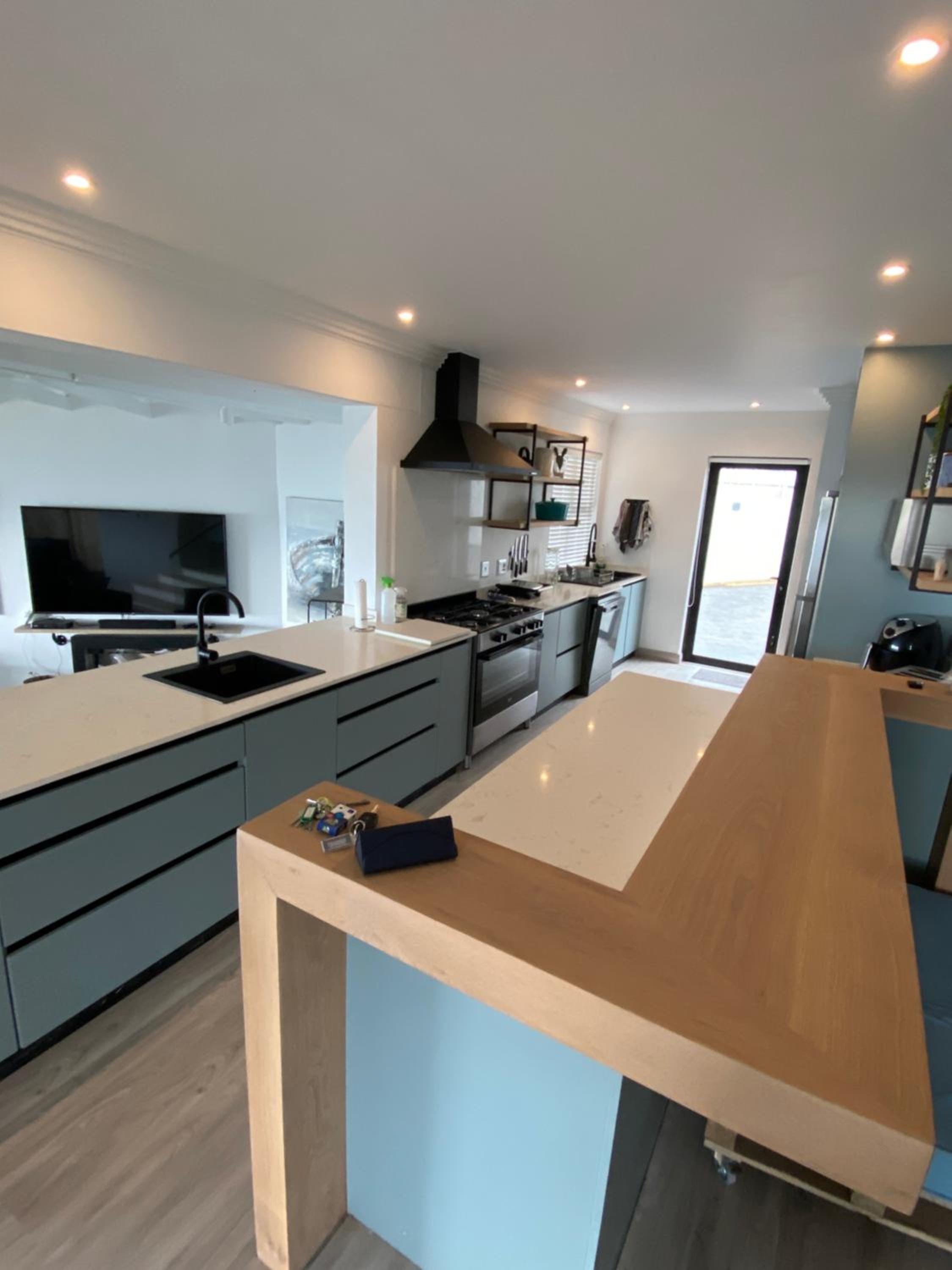 Five-Bedroom House - Photo 7