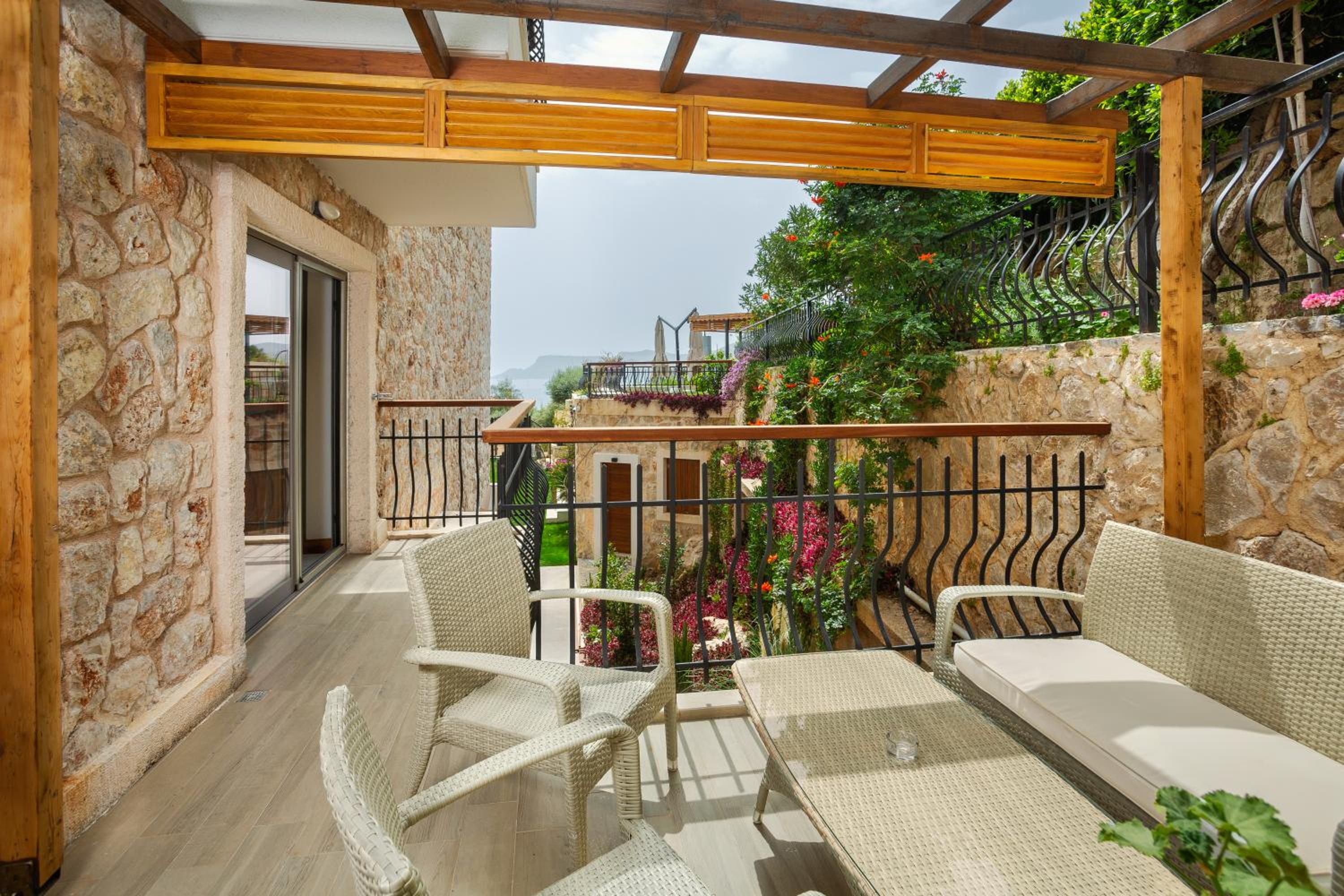 Deluxe Double Room with Side Sea View - Photo 4