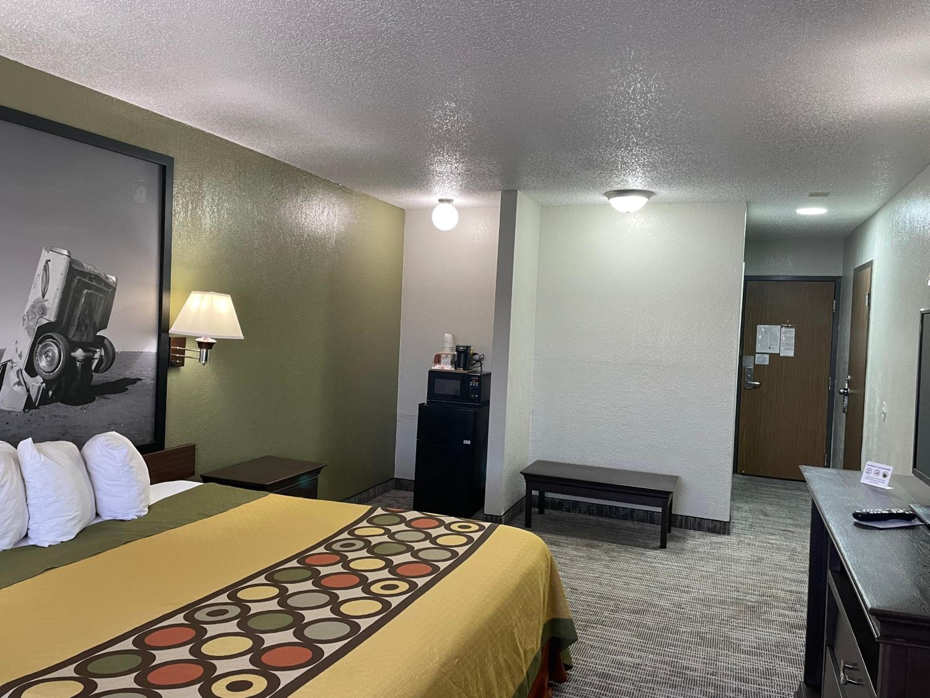 King Room - Non-Smoking - Photo 2