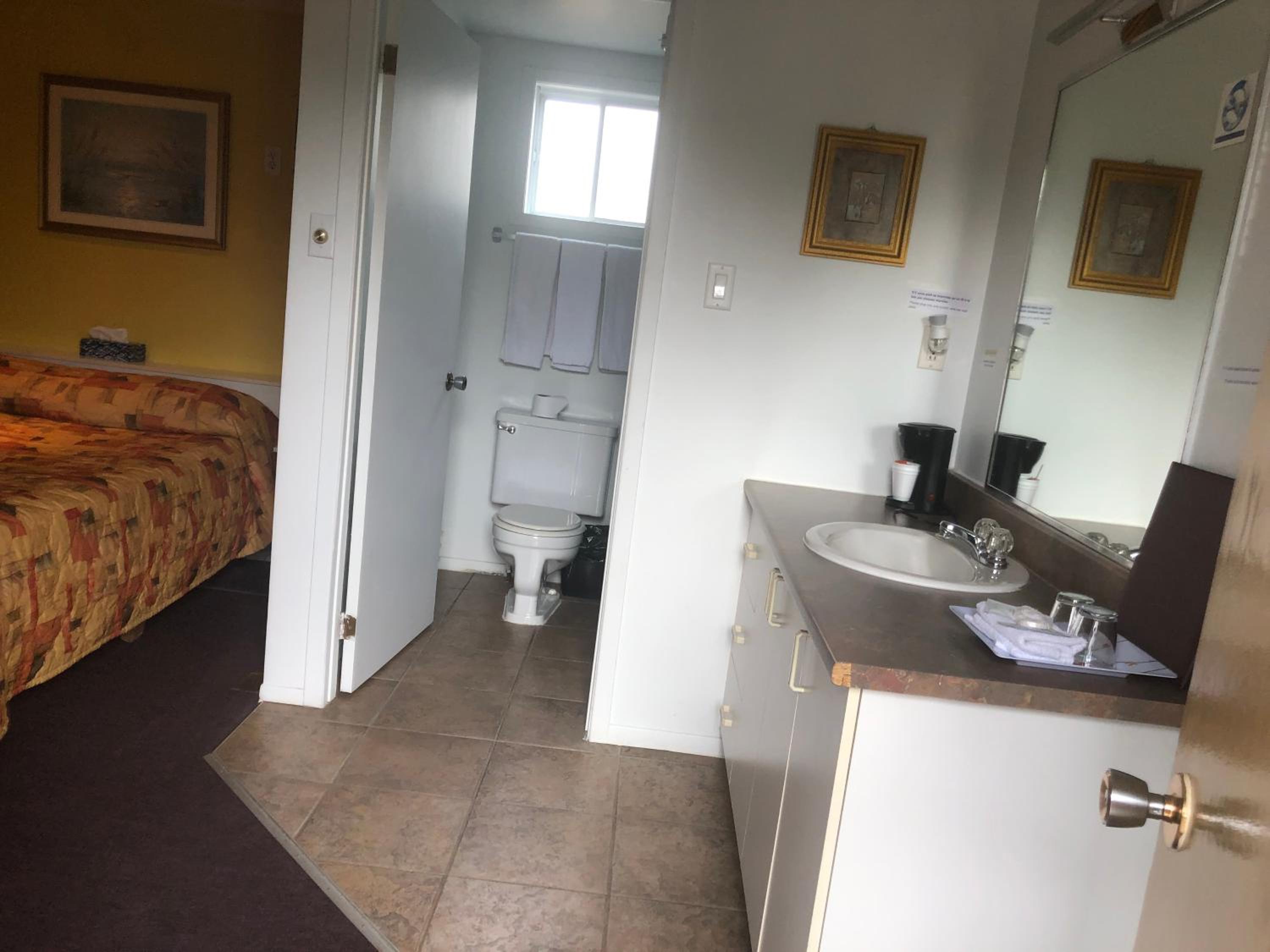 Queen Room - Non-Smoking photo 3