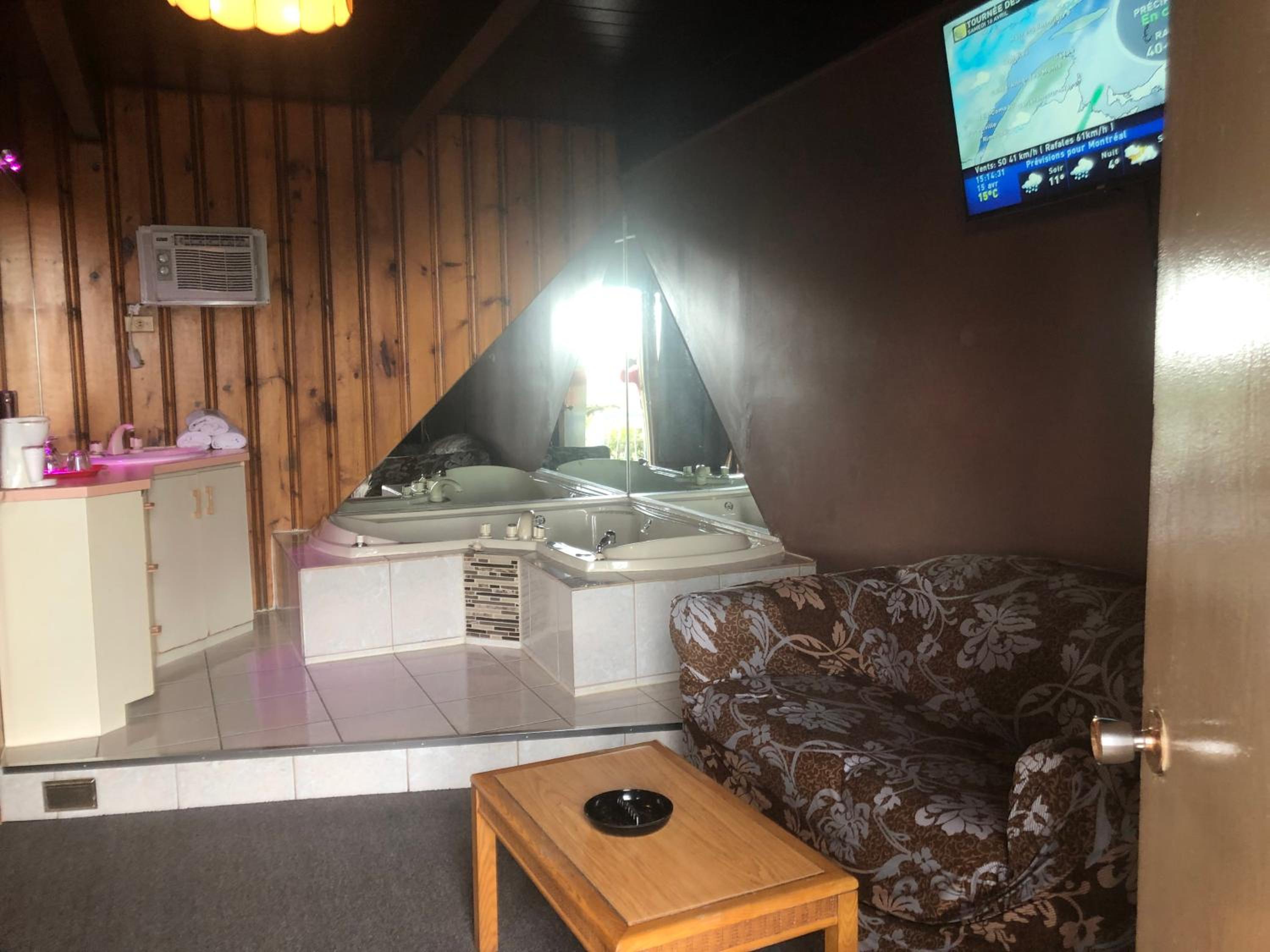 Queen Room with Spa Bath photo 3
