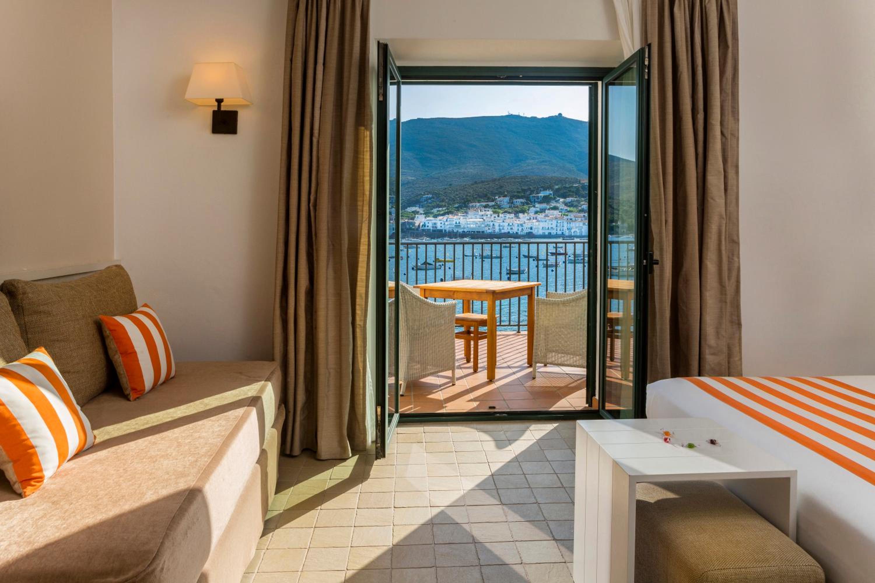 Habitación triple con vista al mar.