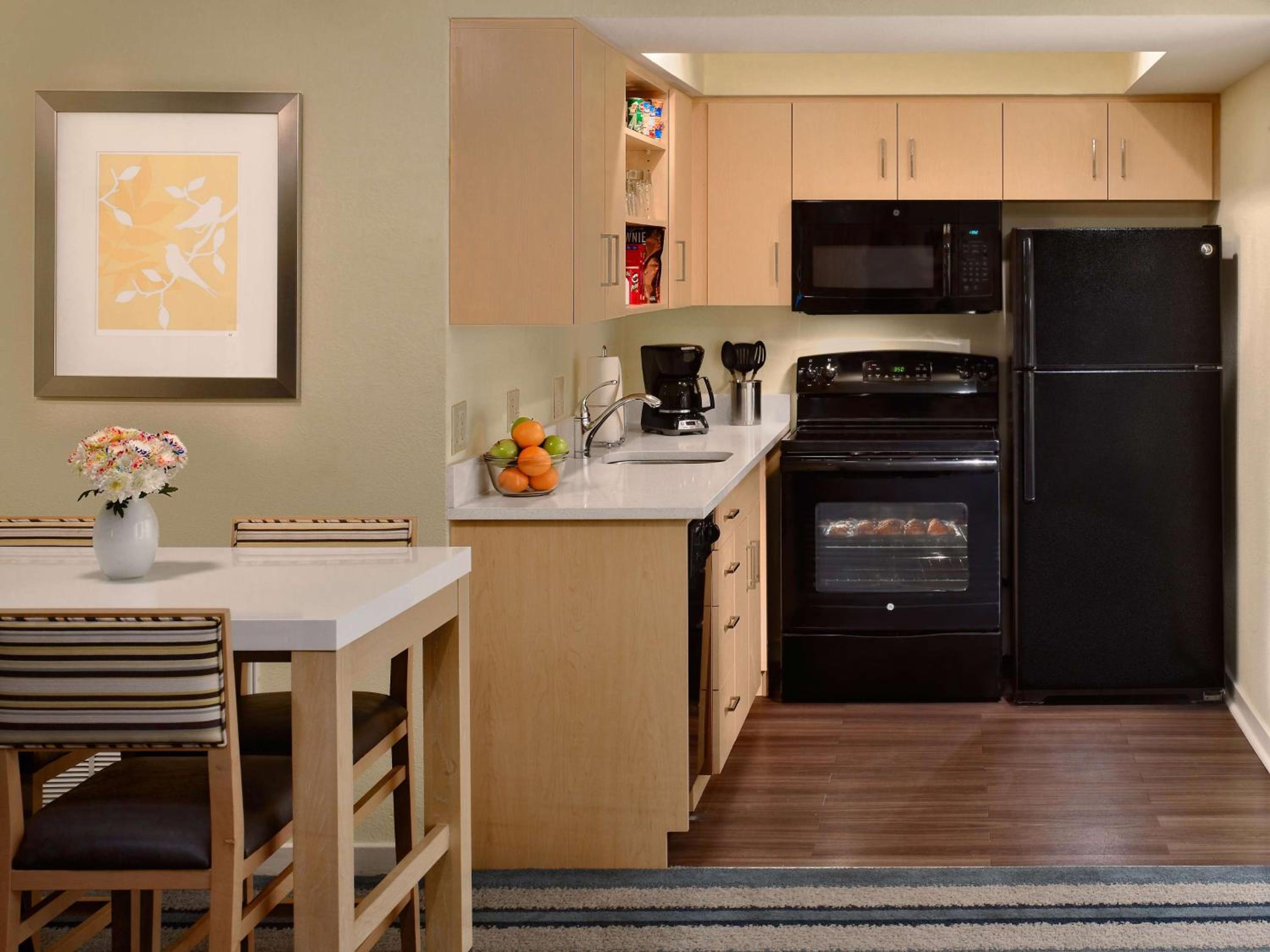 Two-Bedroom Suite - Queen & Double Bed Mobility/Hearing Accessible Bathtub photo 3