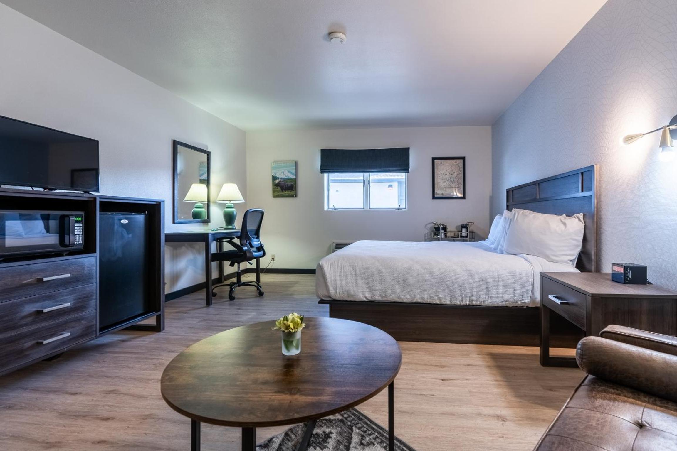 Deluxe King Suite - Photo 4