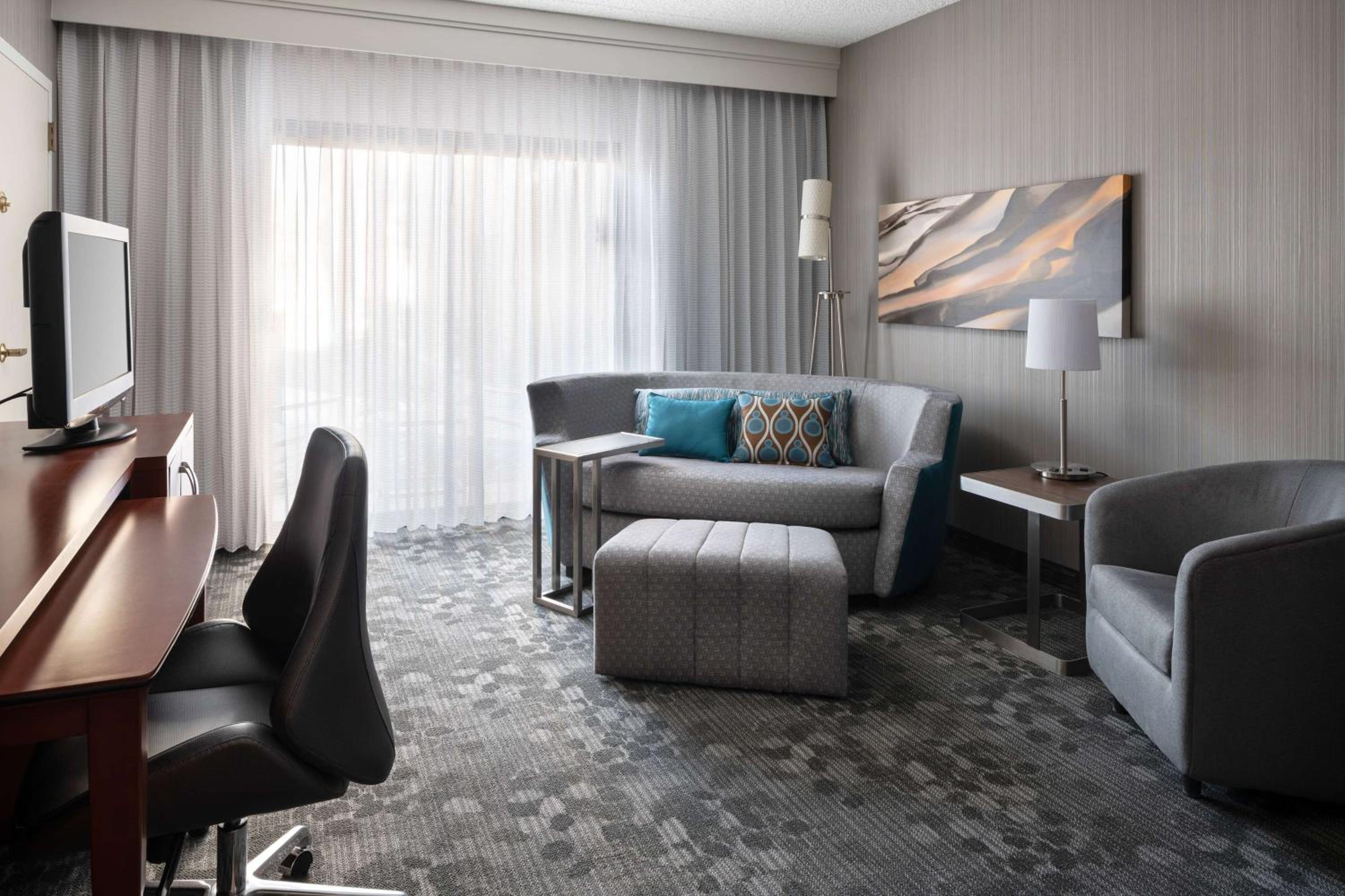 Mobility/Hearing Accessible One-Bedroom King Suite with Tub - Photo 1