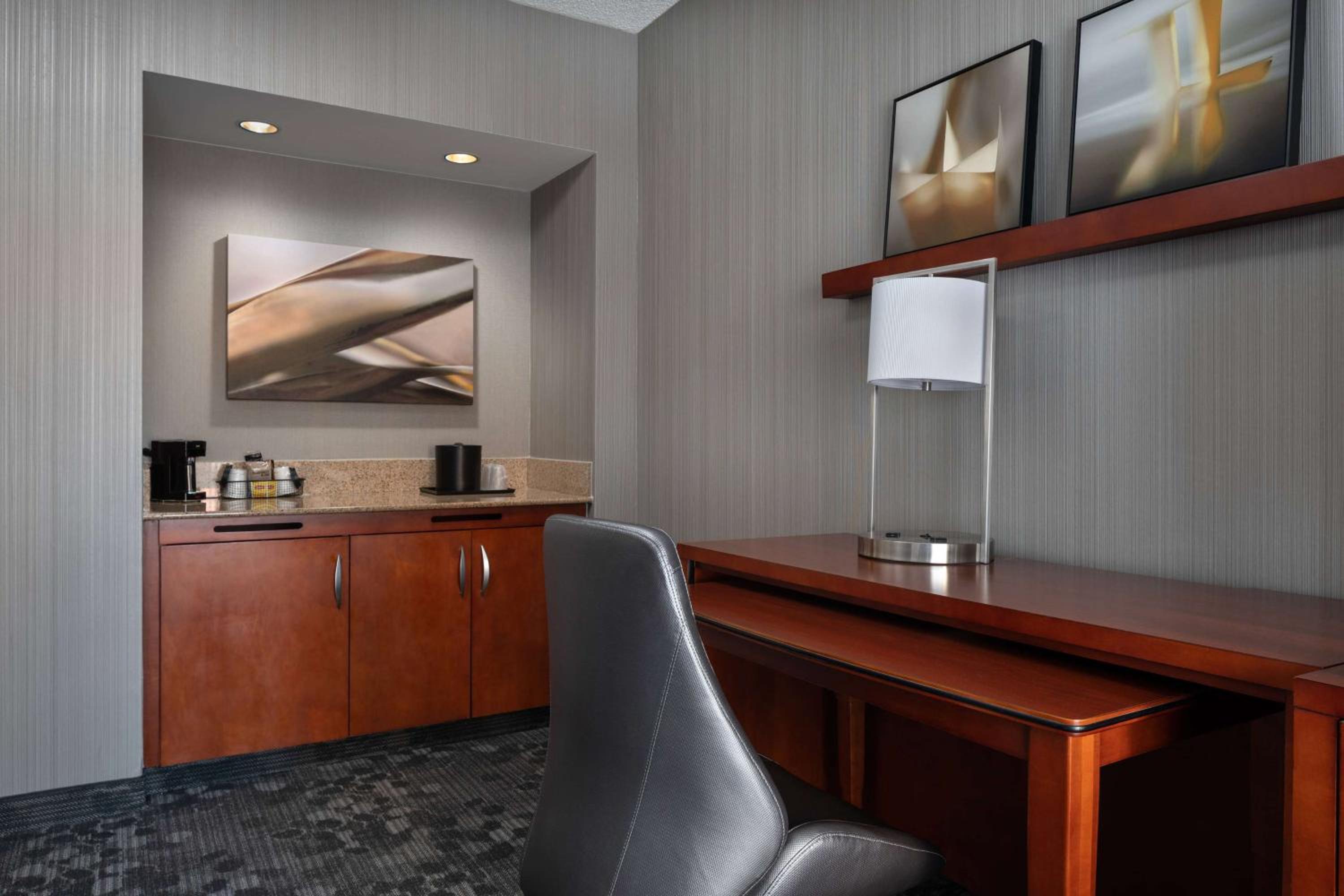 Mobility/Hearing Accessible One-Bedroom King Suite with Tub - Photo 3