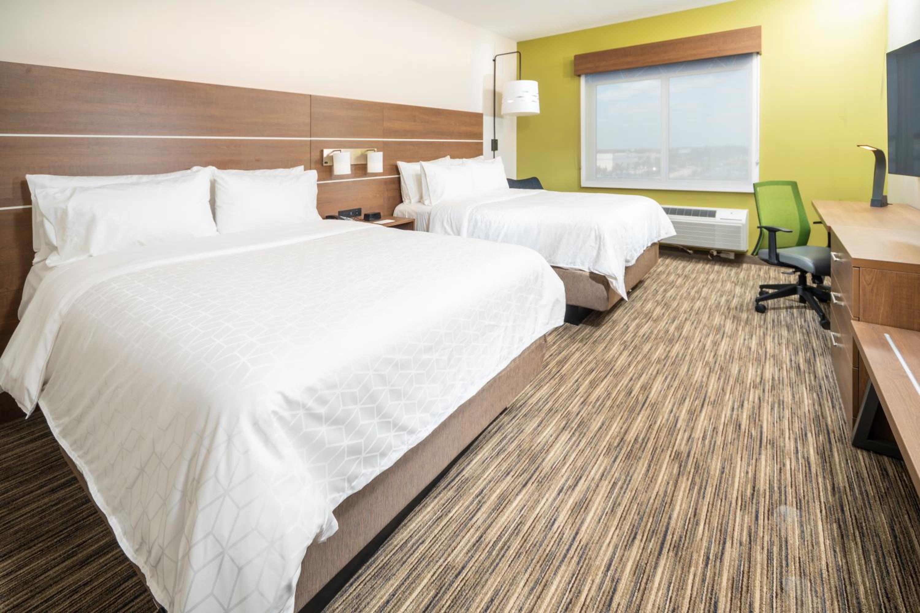 Standard Queen Room with Two Queen Beds - Photo 9