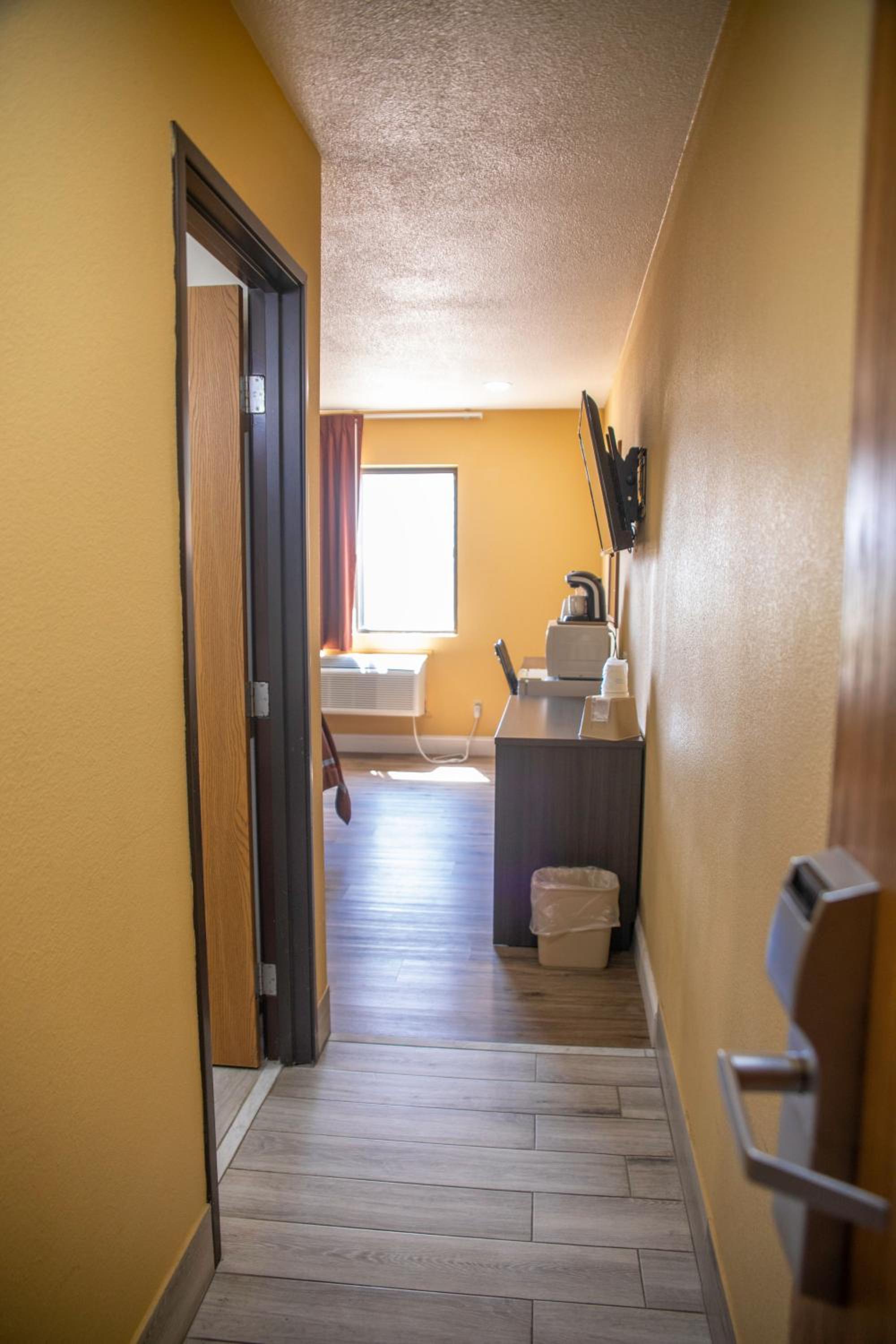 Queen Room - Non-Smoking - Photo 4