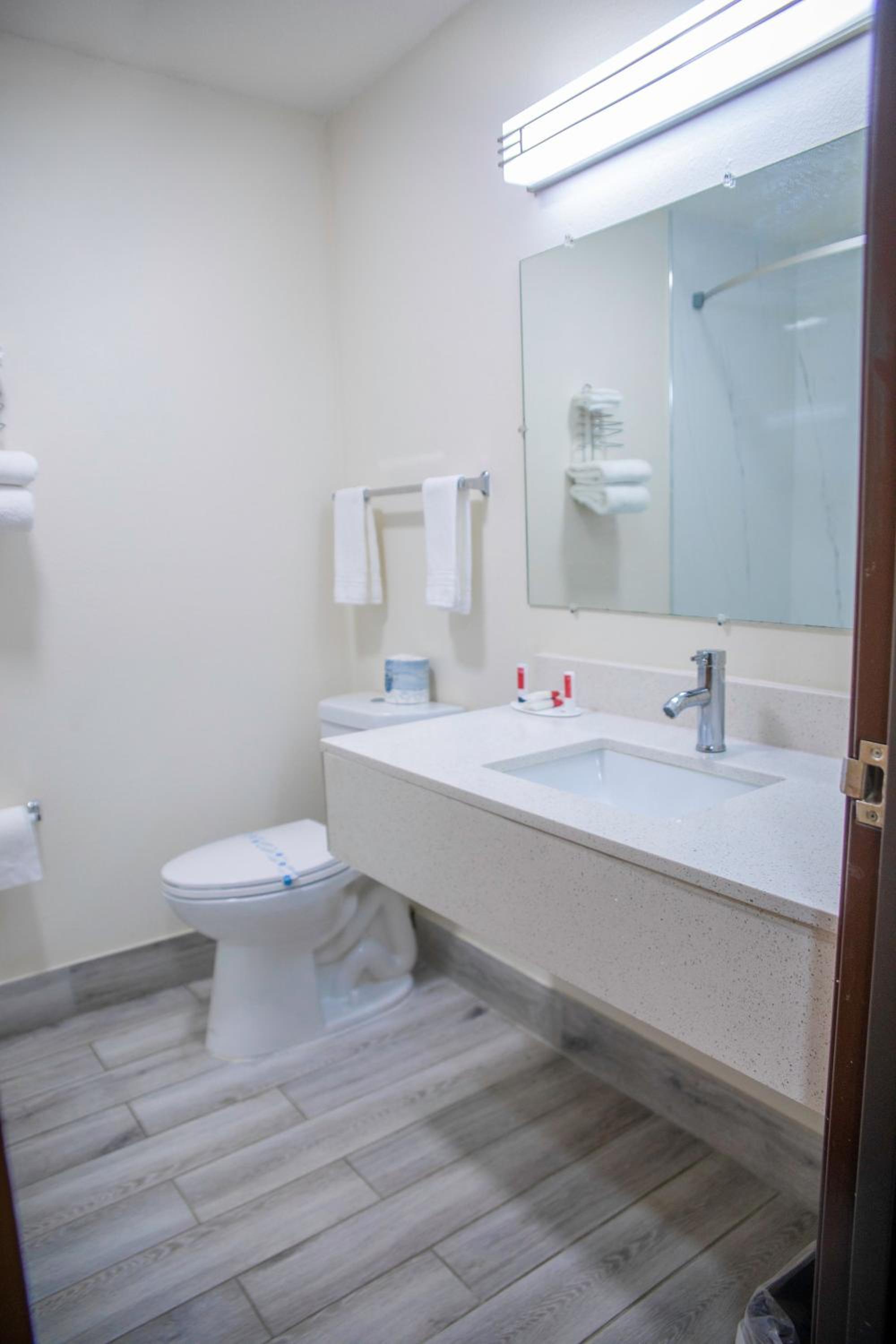 King Room - Non-Smoking - Photo 4