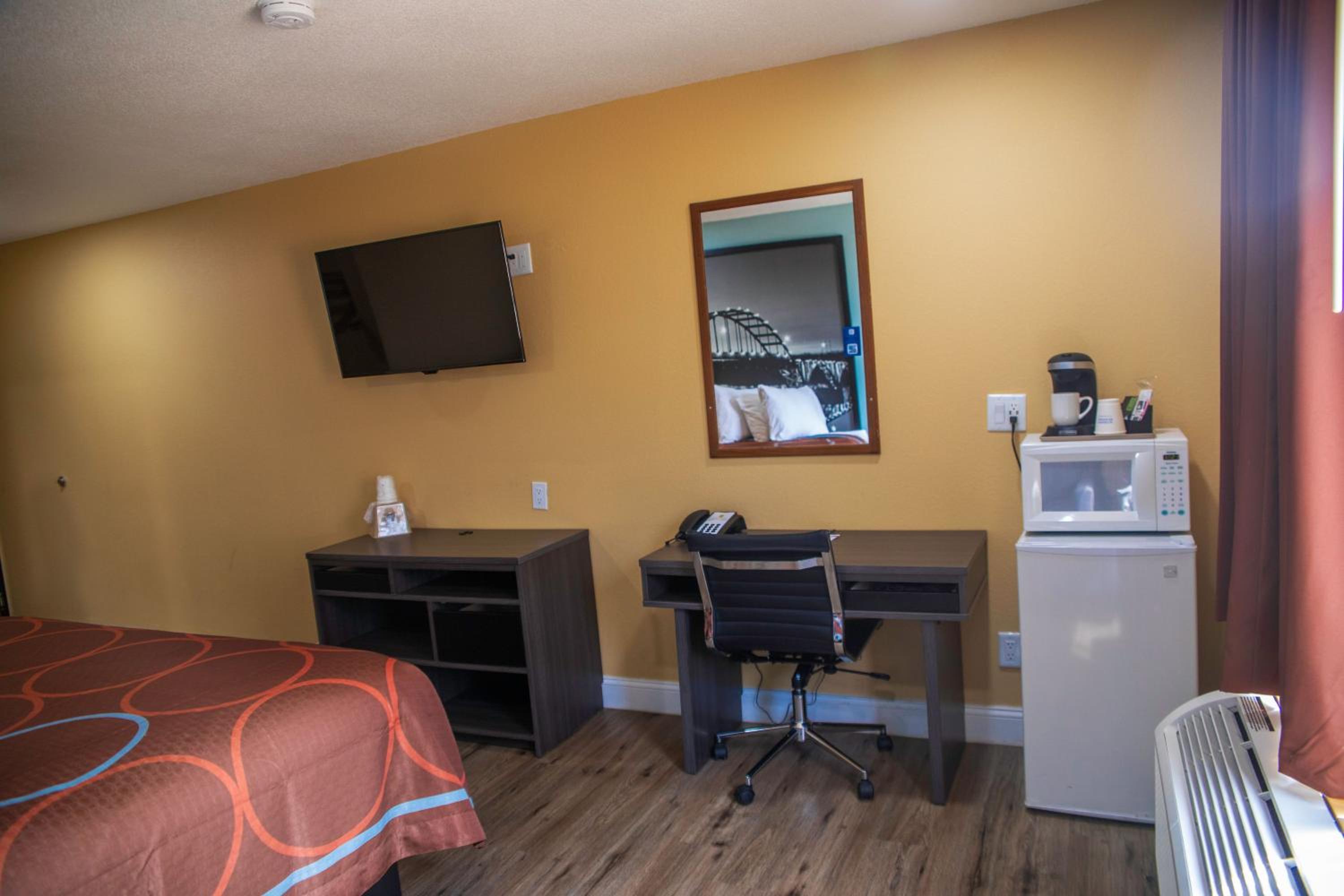 King Room - Non-Smoking - Photo 5