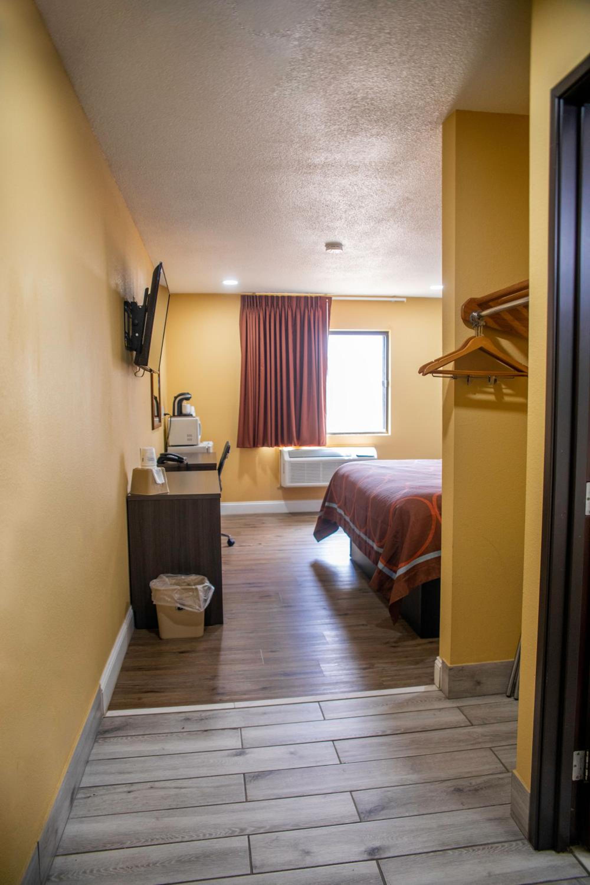 King Room - Non-Smoking - Photo 6