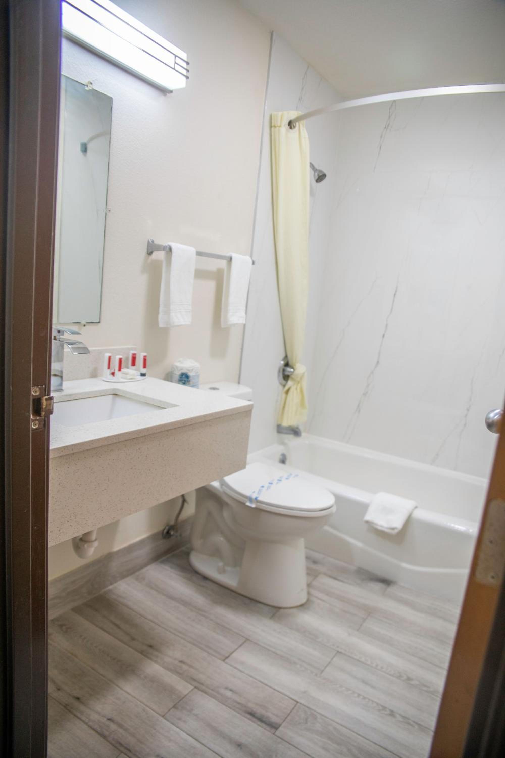 Deluxe Double Room with Two Double Beds - Non-Smoking - Photo 5