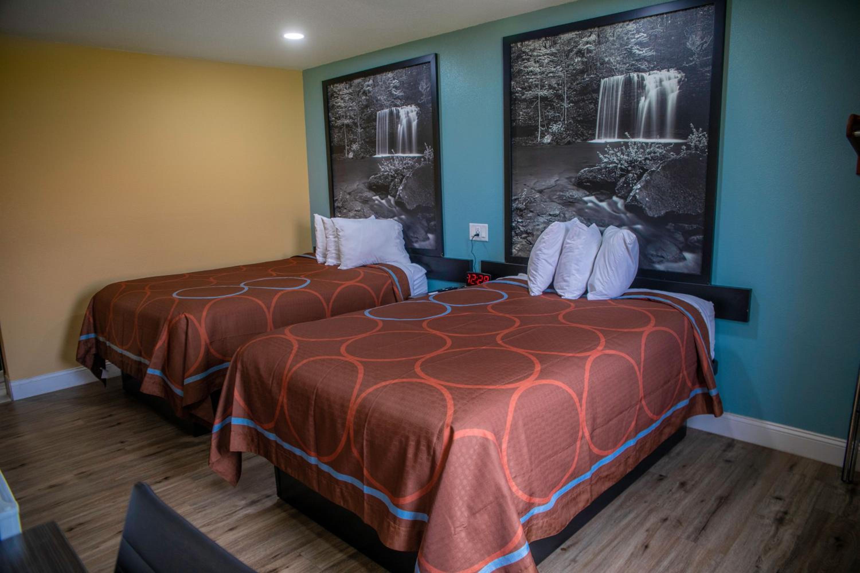 Deluxe Double Room with Two Double Beds - Non-Smoking - Photo 2