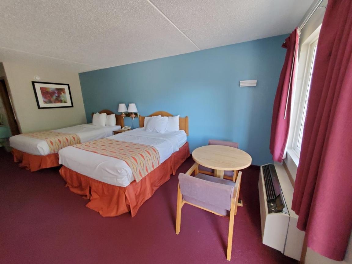 Queen Room with Two Queen Beds - Photo 7