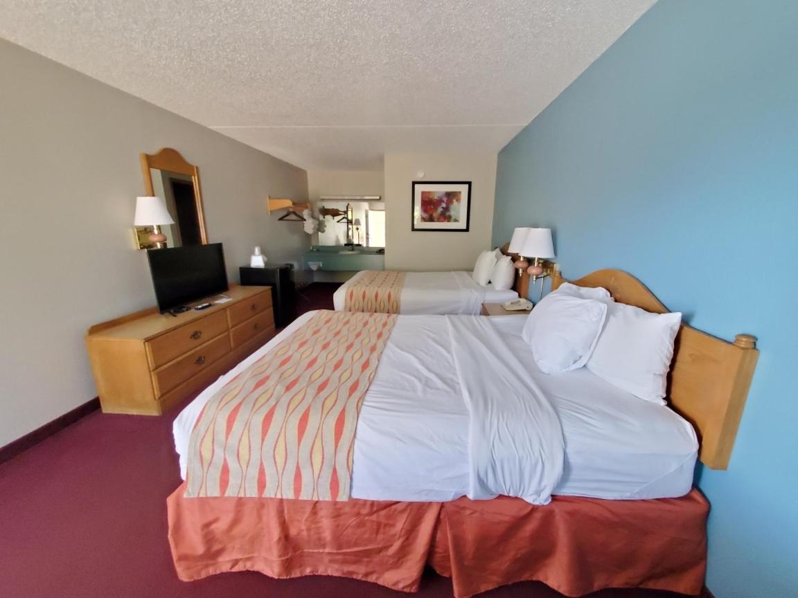 Queen Room with Two Queen Beds - Photo 3