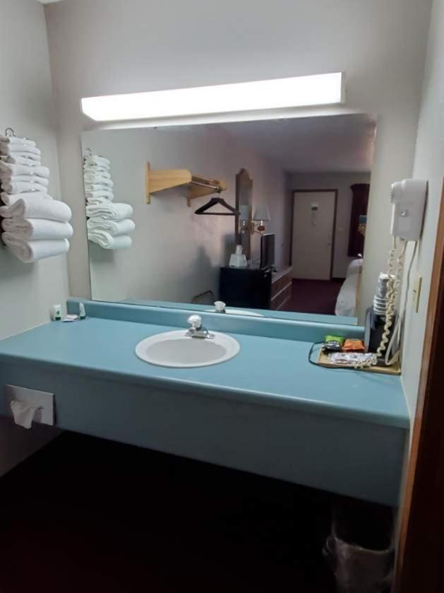Queen Room with Two Queen Beds - Photo 2