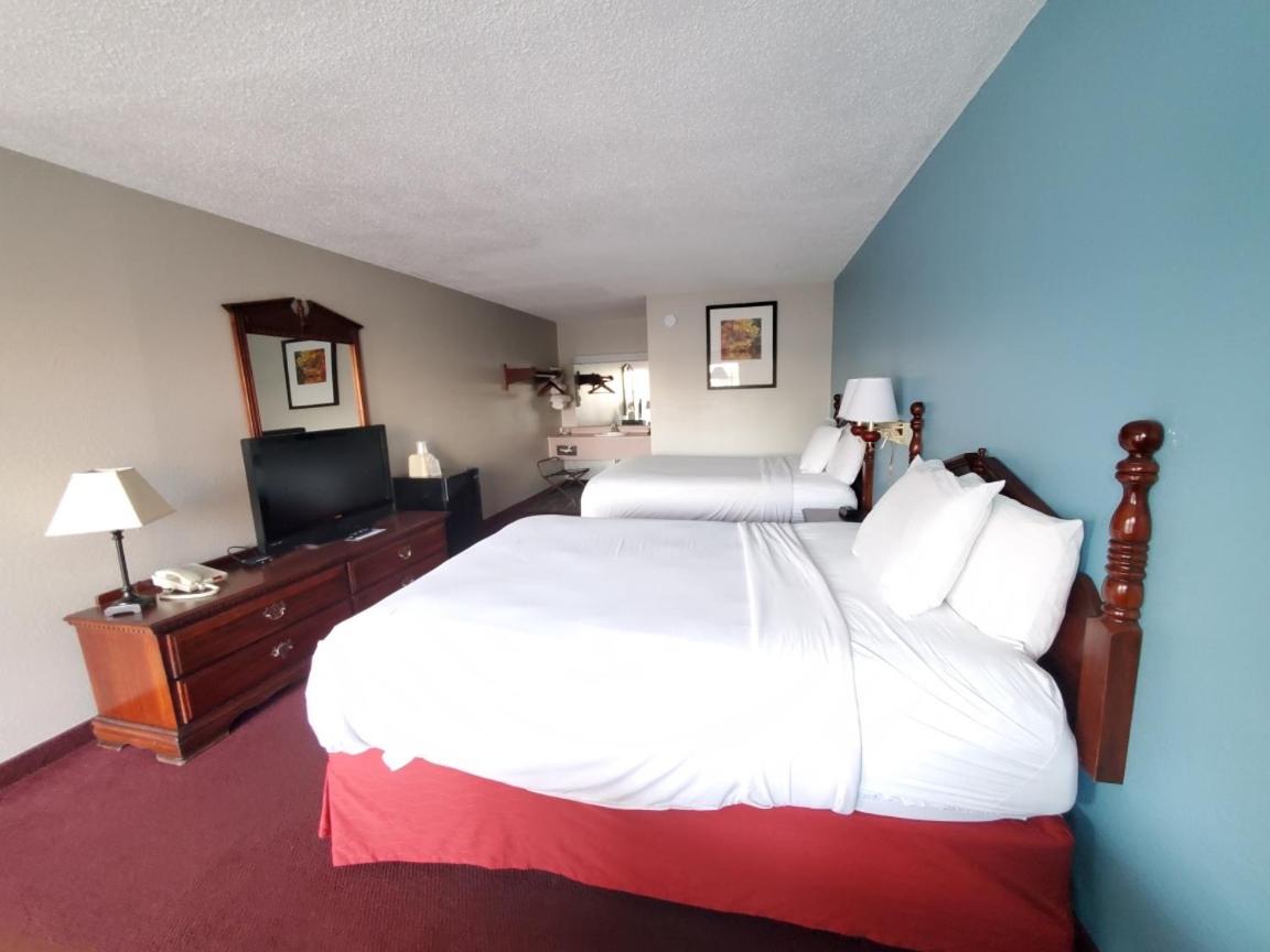 Queen Room with Two Queen Beds - Photo 1