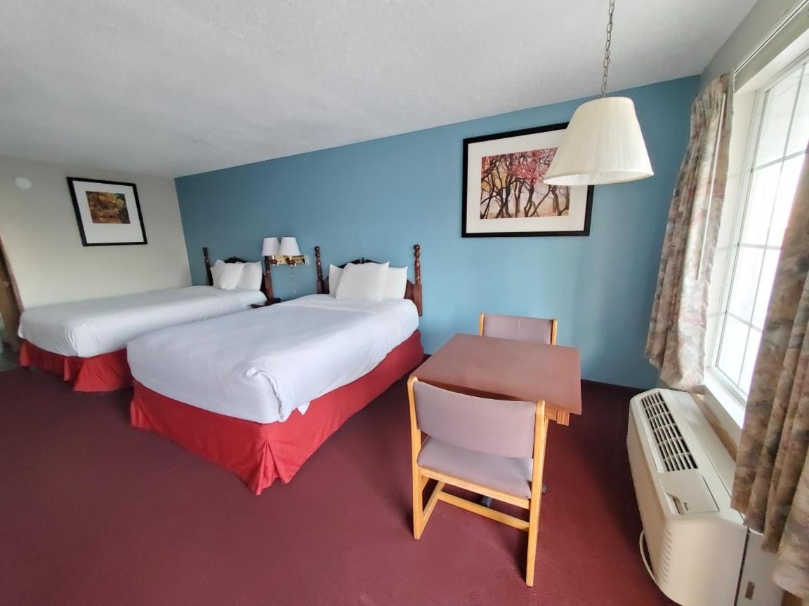 Queen Room with Two Queen Beds - Photo 4
