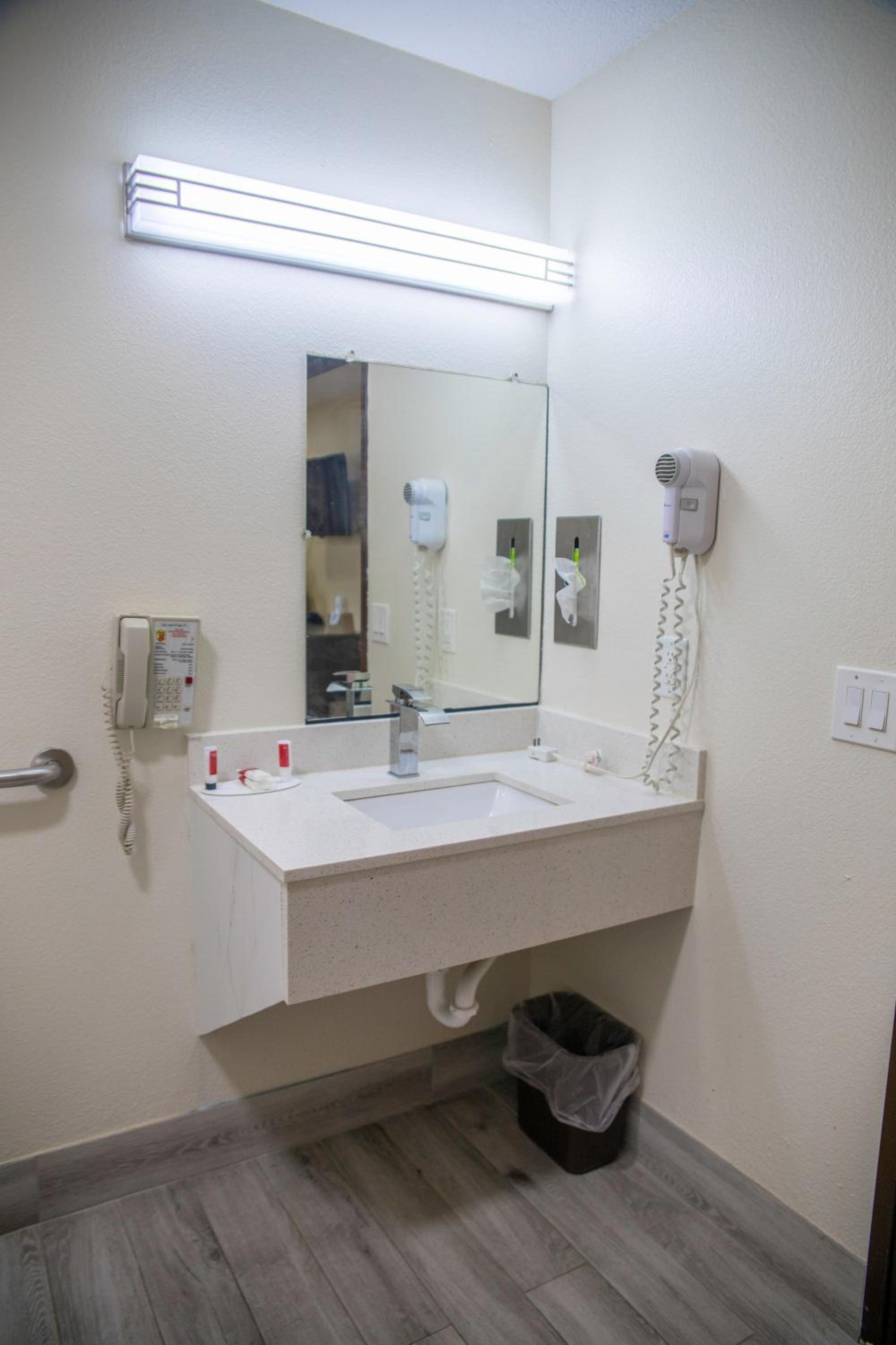 Queen Room - Disability Access/Non-Smoking - Photo 5