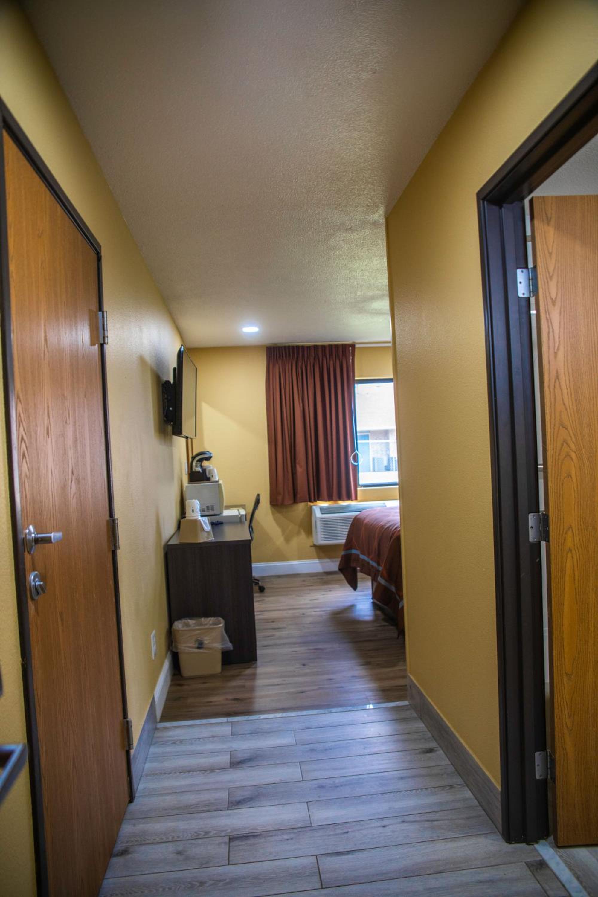 Queen Room - Disability Access/Non-Smoking - Photo 3