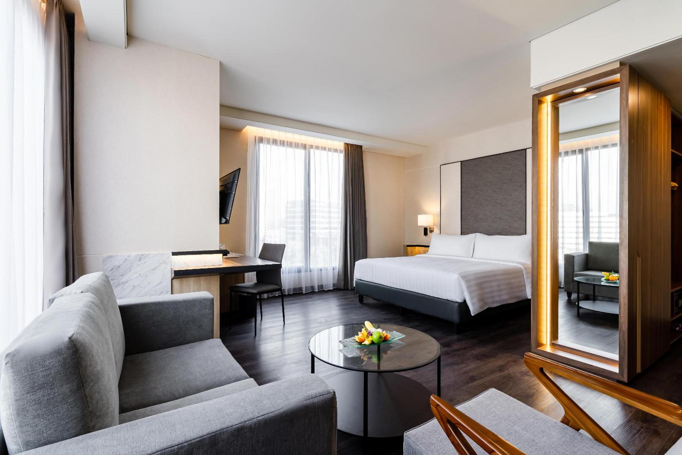 Suite - Photo 1