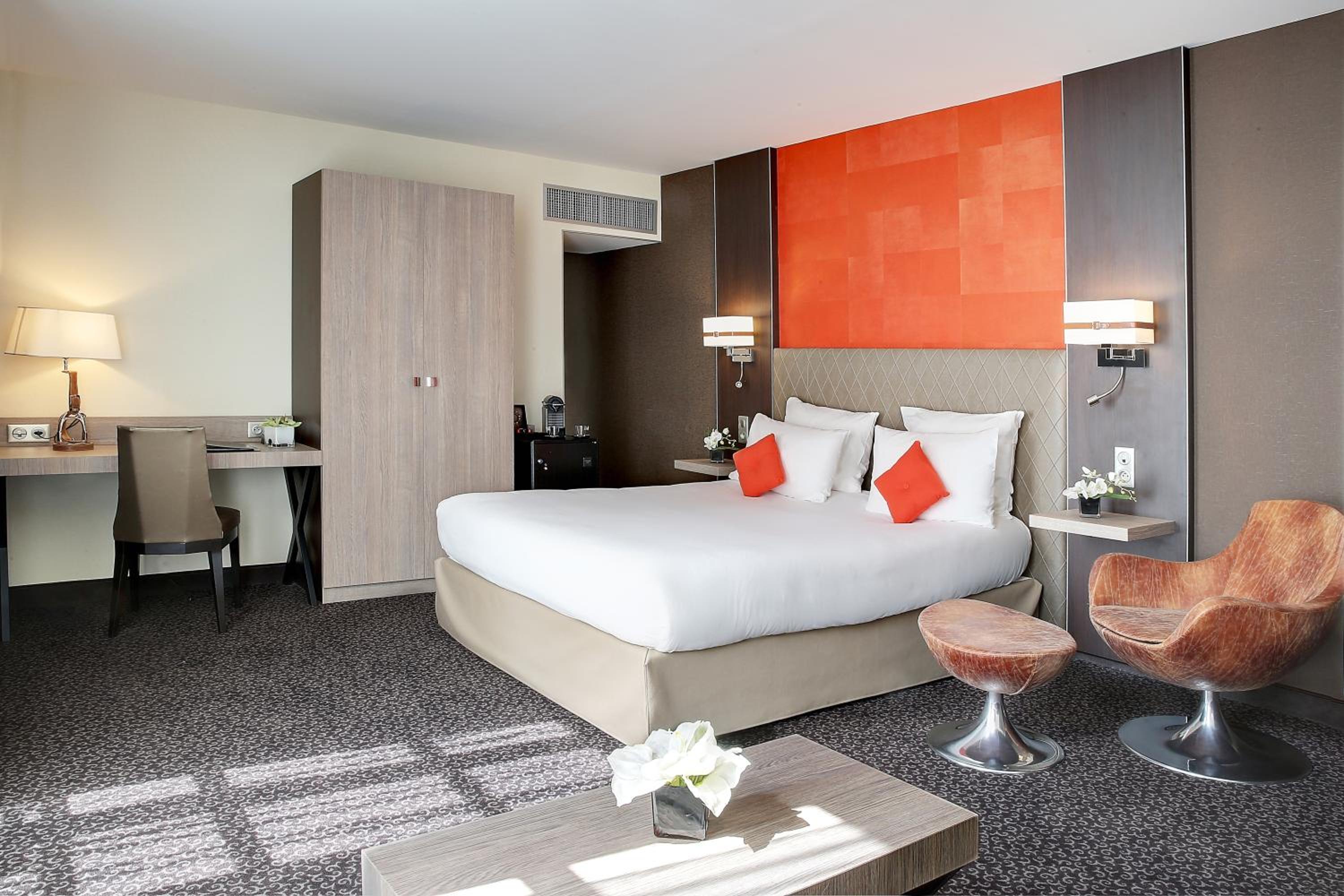 Junior Queen Suite - Photo 1