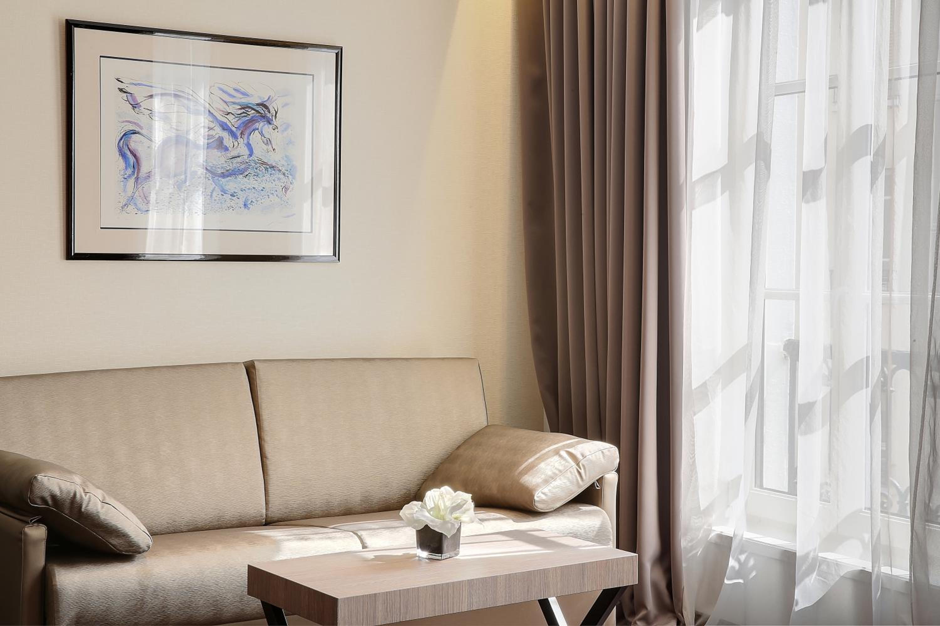 Junior Queen Suite - Photo 2