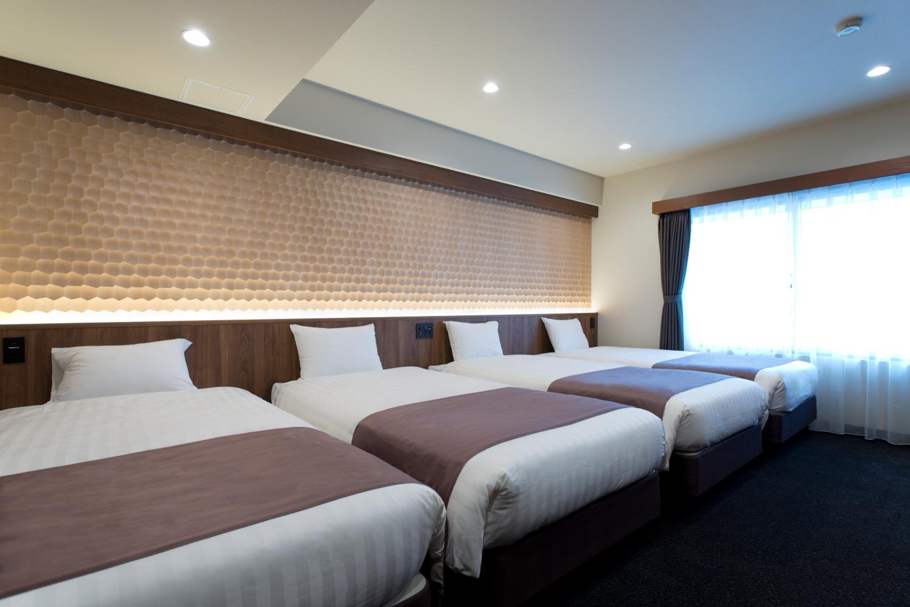 Universal Quadruple Room - Non-Smoking (4 Single beds) photo 2