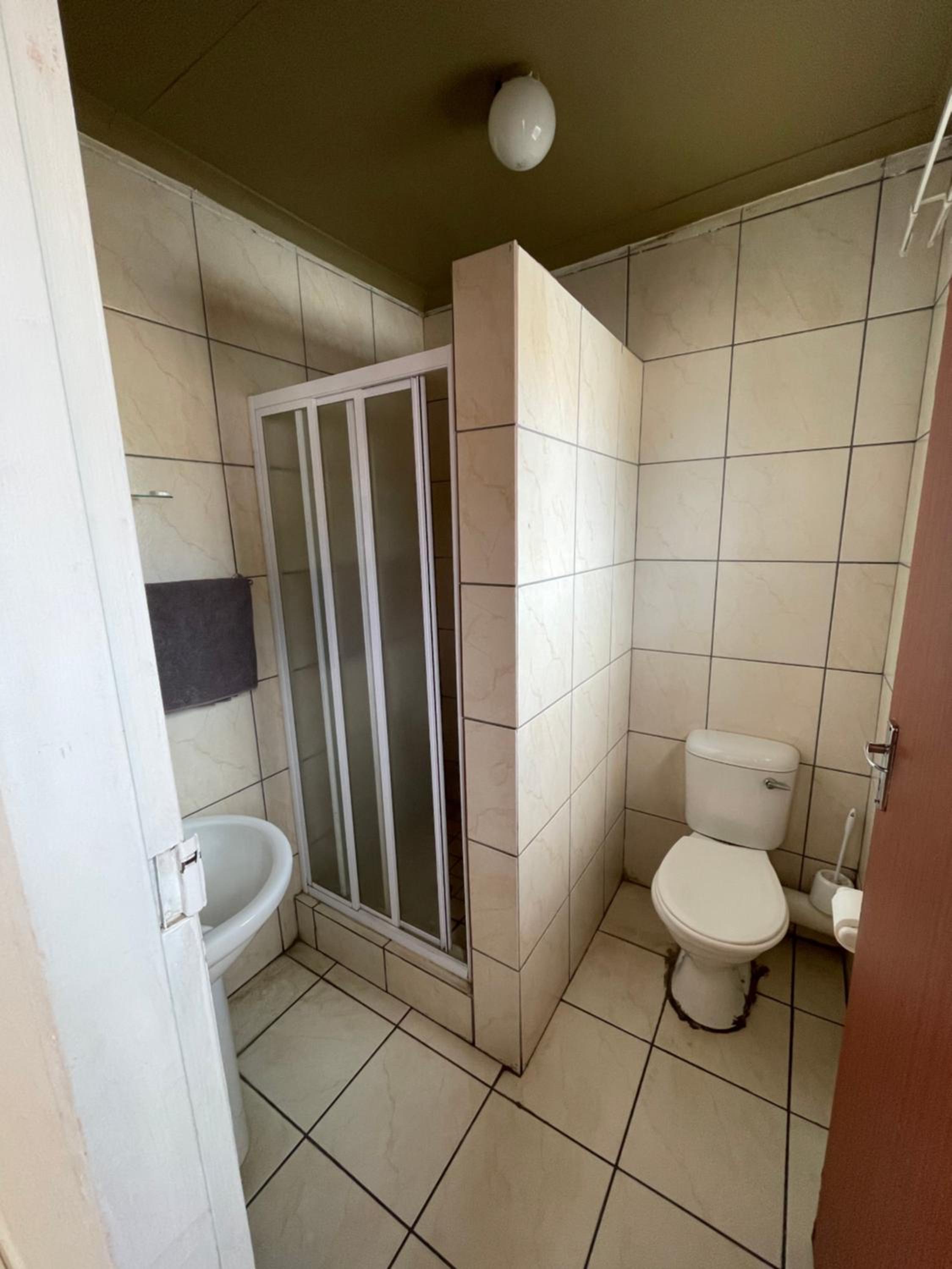 Double Room with Private Bathroom - Photo 15