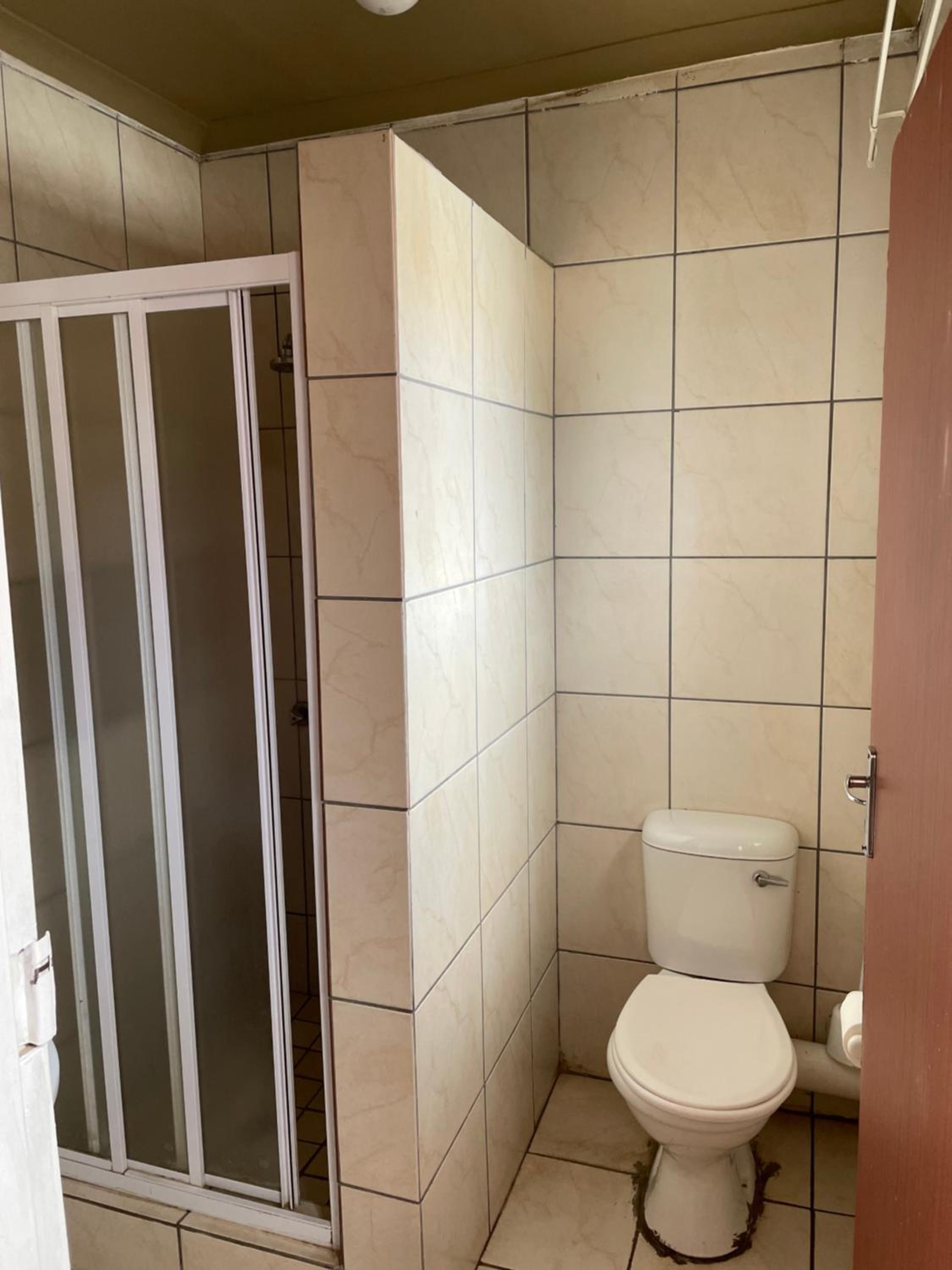 Double Room with Private Bathroom - Photo 14