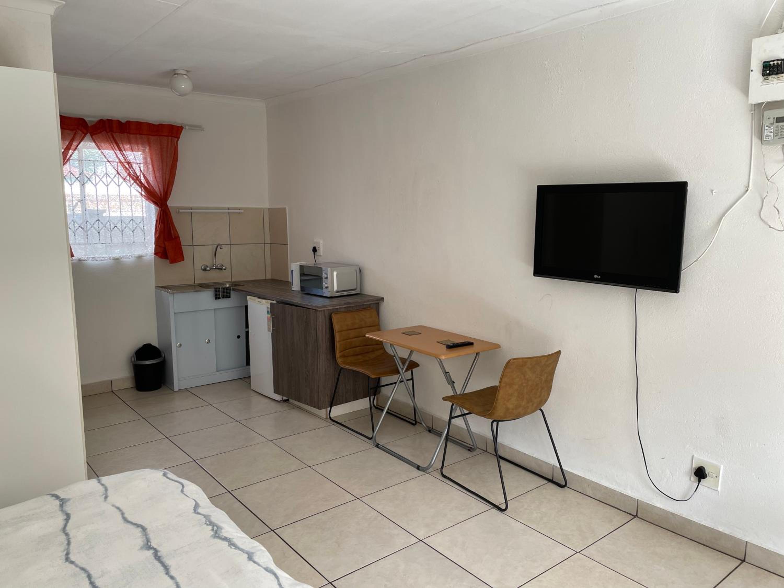 Double Room with Private Bathroom - Photo 12