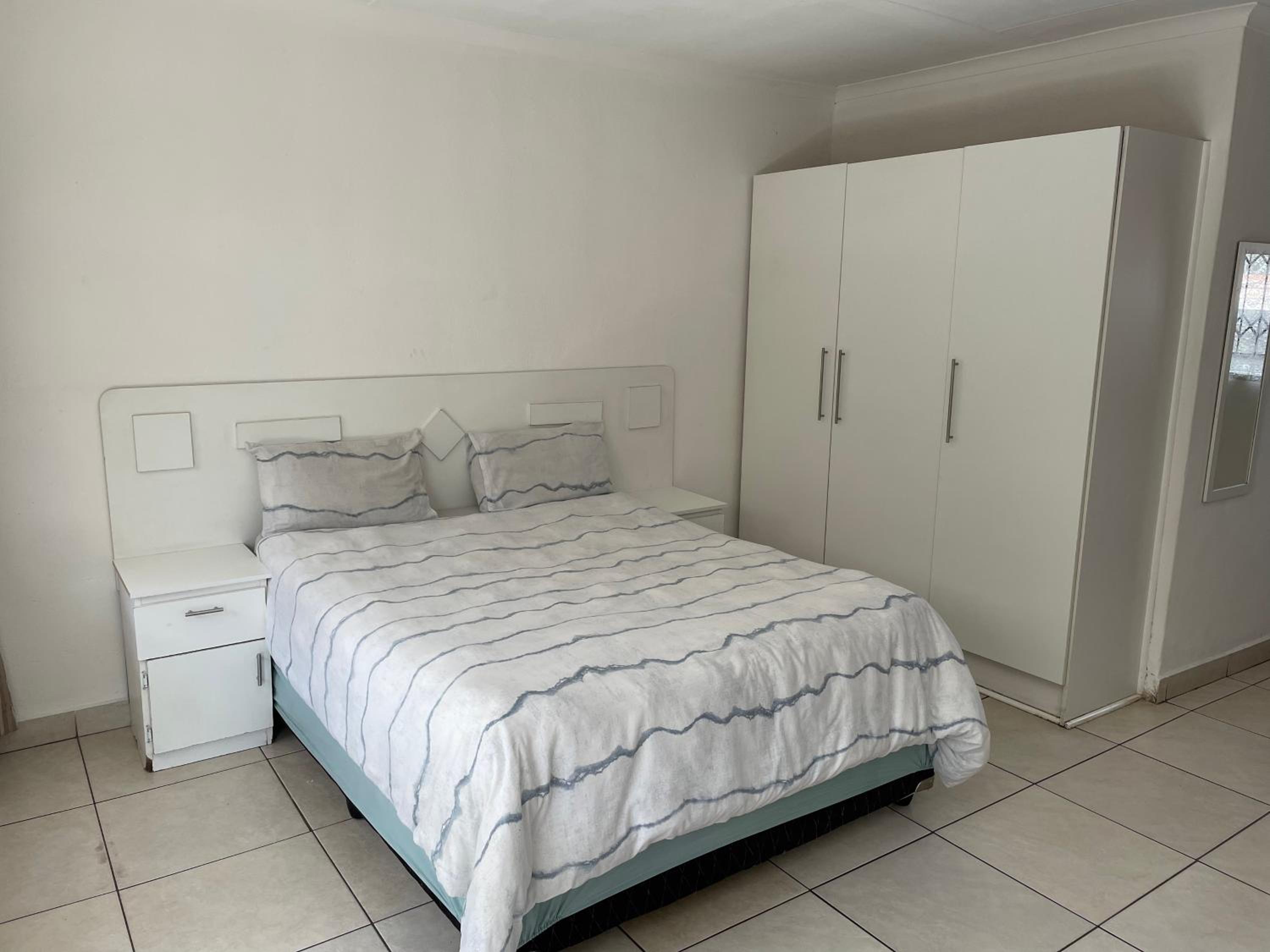 Double Room with Private Bathroom - Photo 11