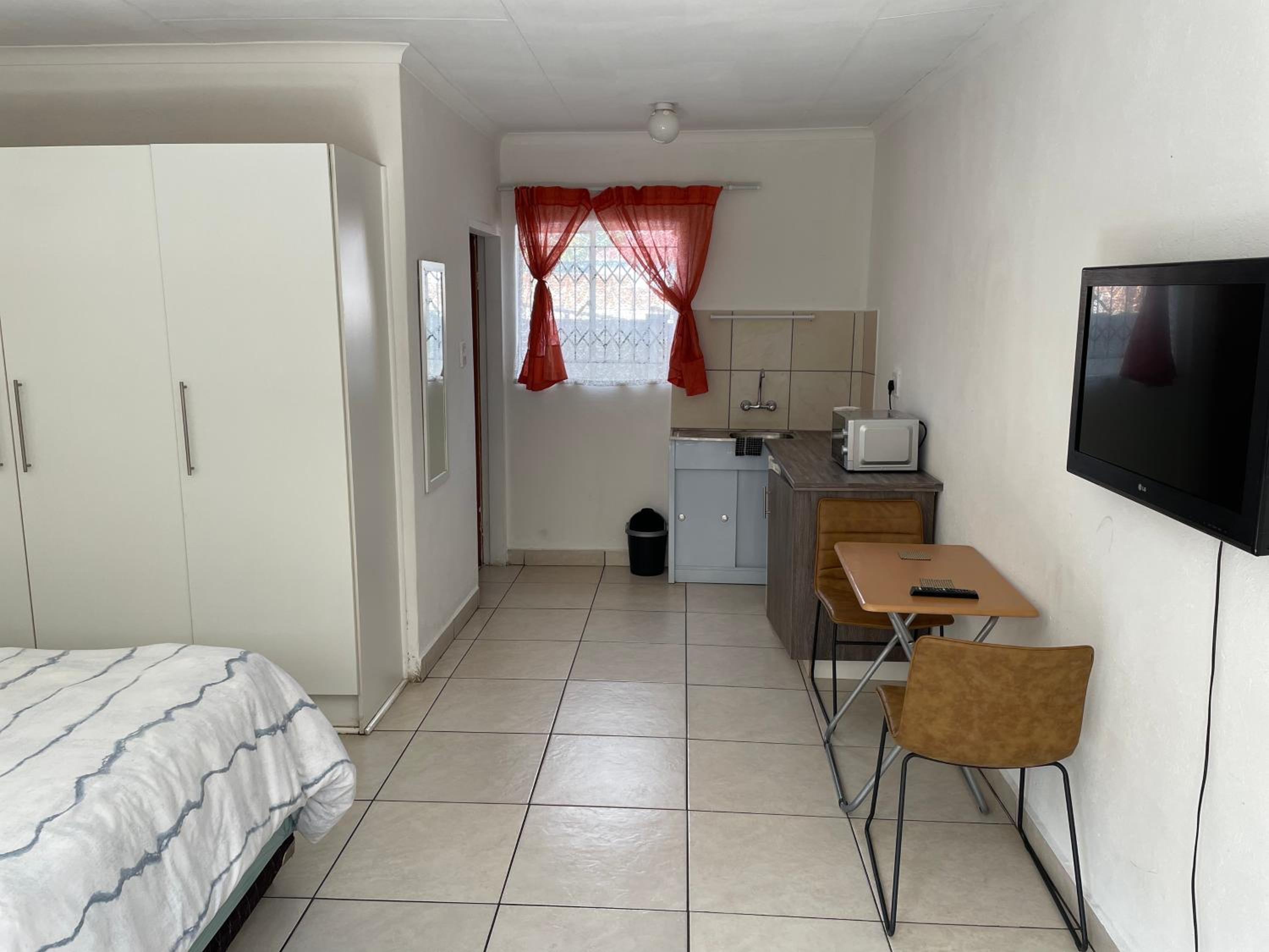 Double Room with Private Bathroom - Photo 10