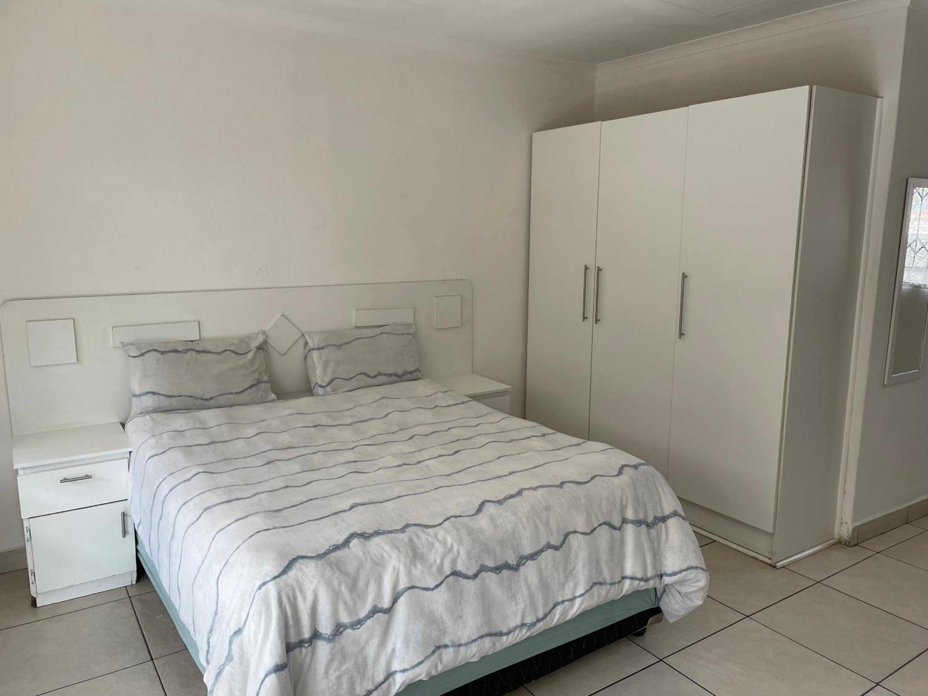 Double Room with Private Bathroom - Photo 16