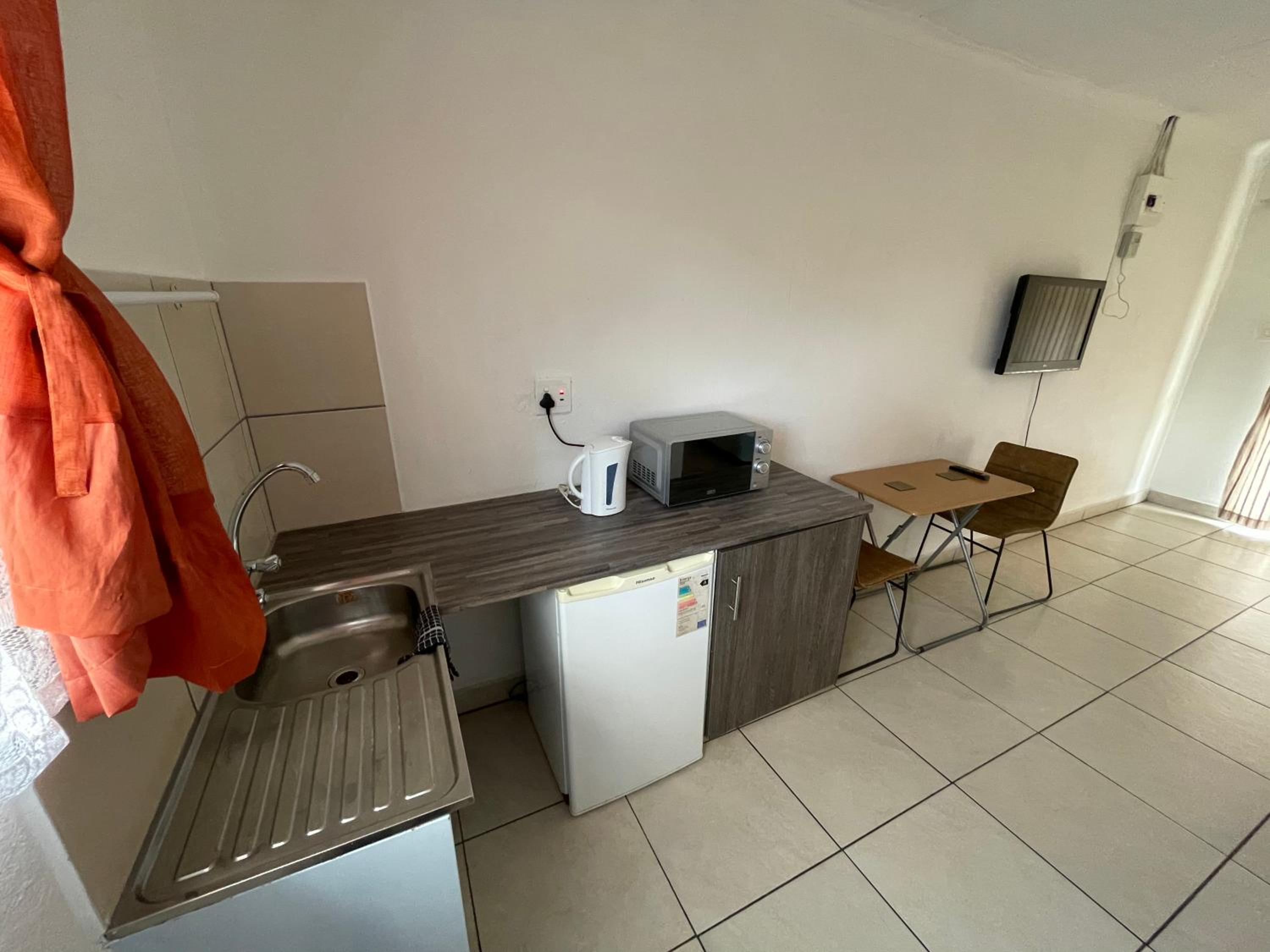 Double Room with Private Bathroom - Photo 18