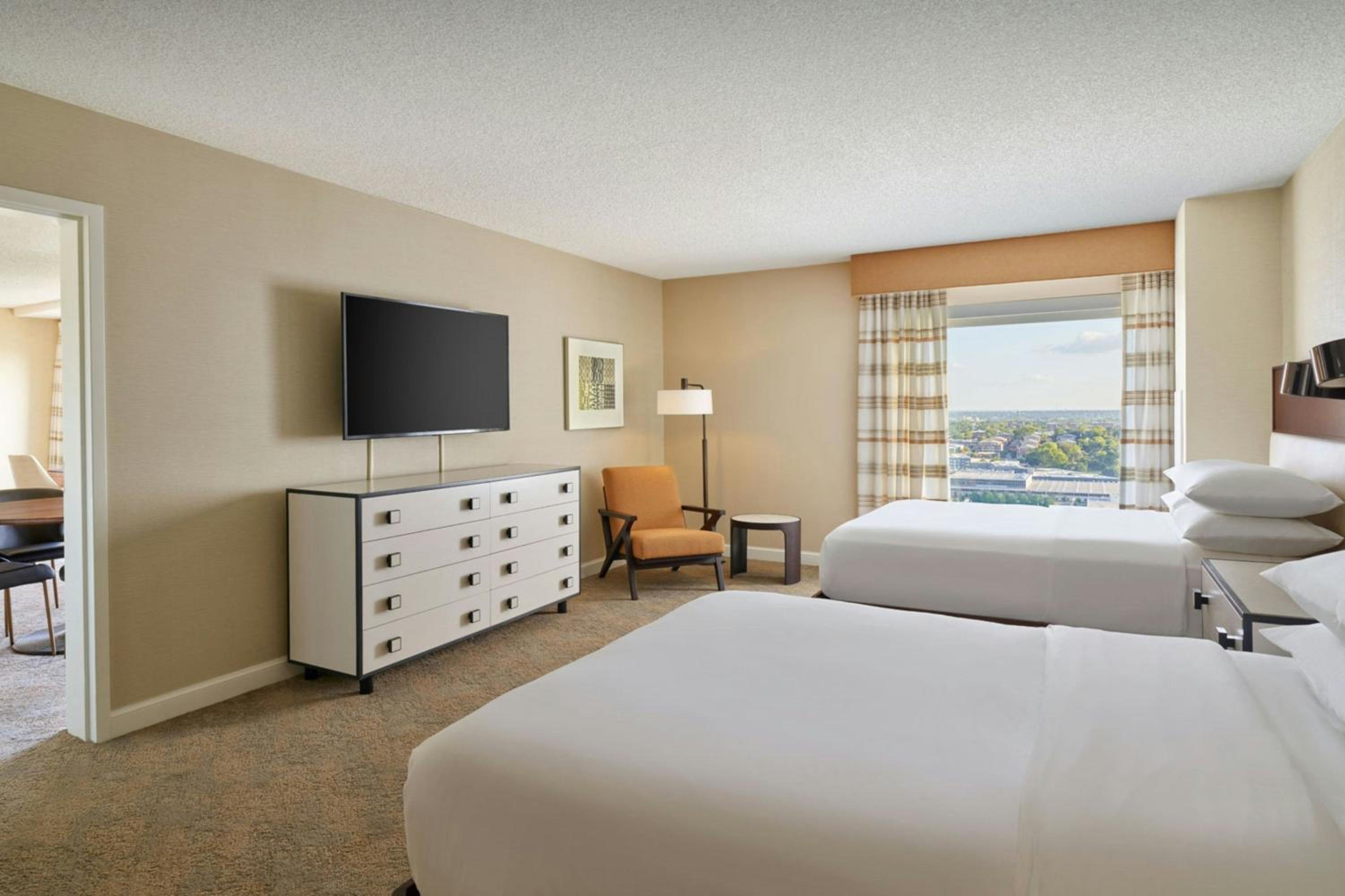 Hospitality, Parlor, Alternate bed: Murphy/wall bed