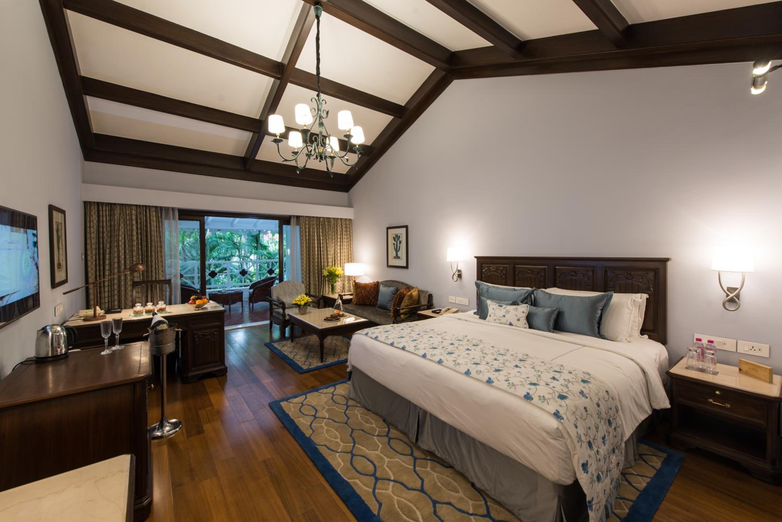 Luxury Suite One Bedroom Garden View King Bed - Photo 8