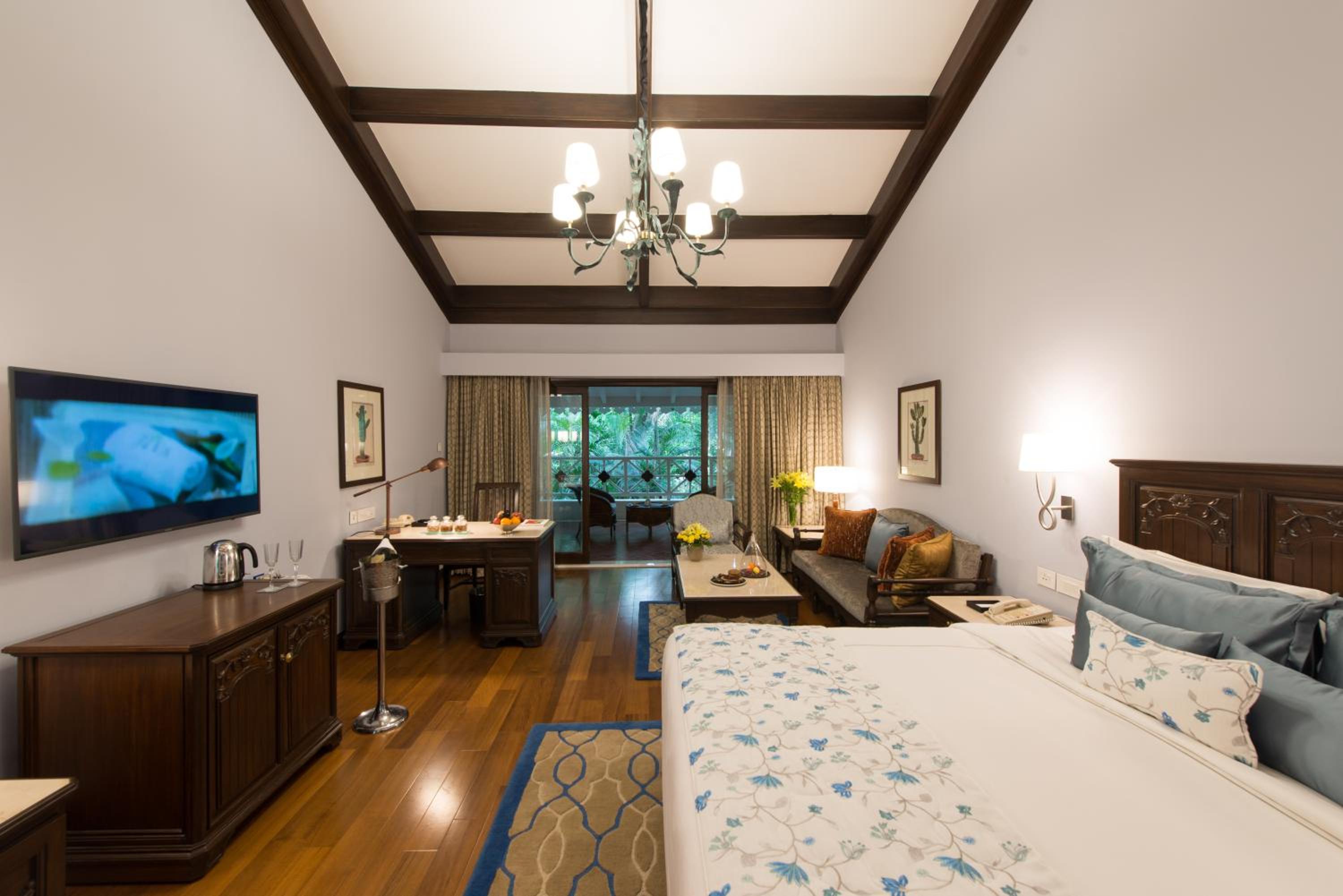 Luxury Suite One Bedroom Garden View King Bed - Photo 1