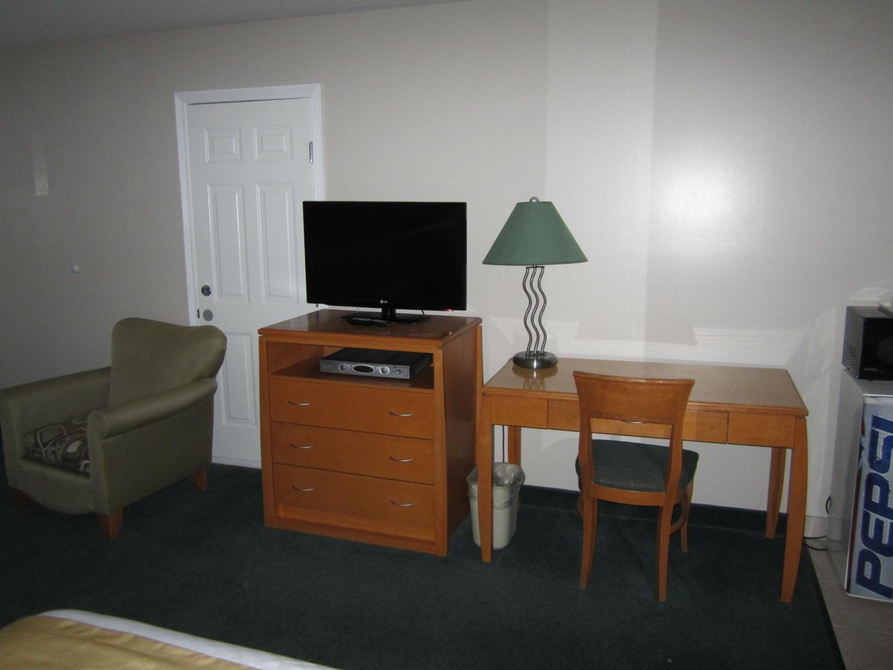 Queen Room with Two Queen Beds - Non-Smoking - Photo 8