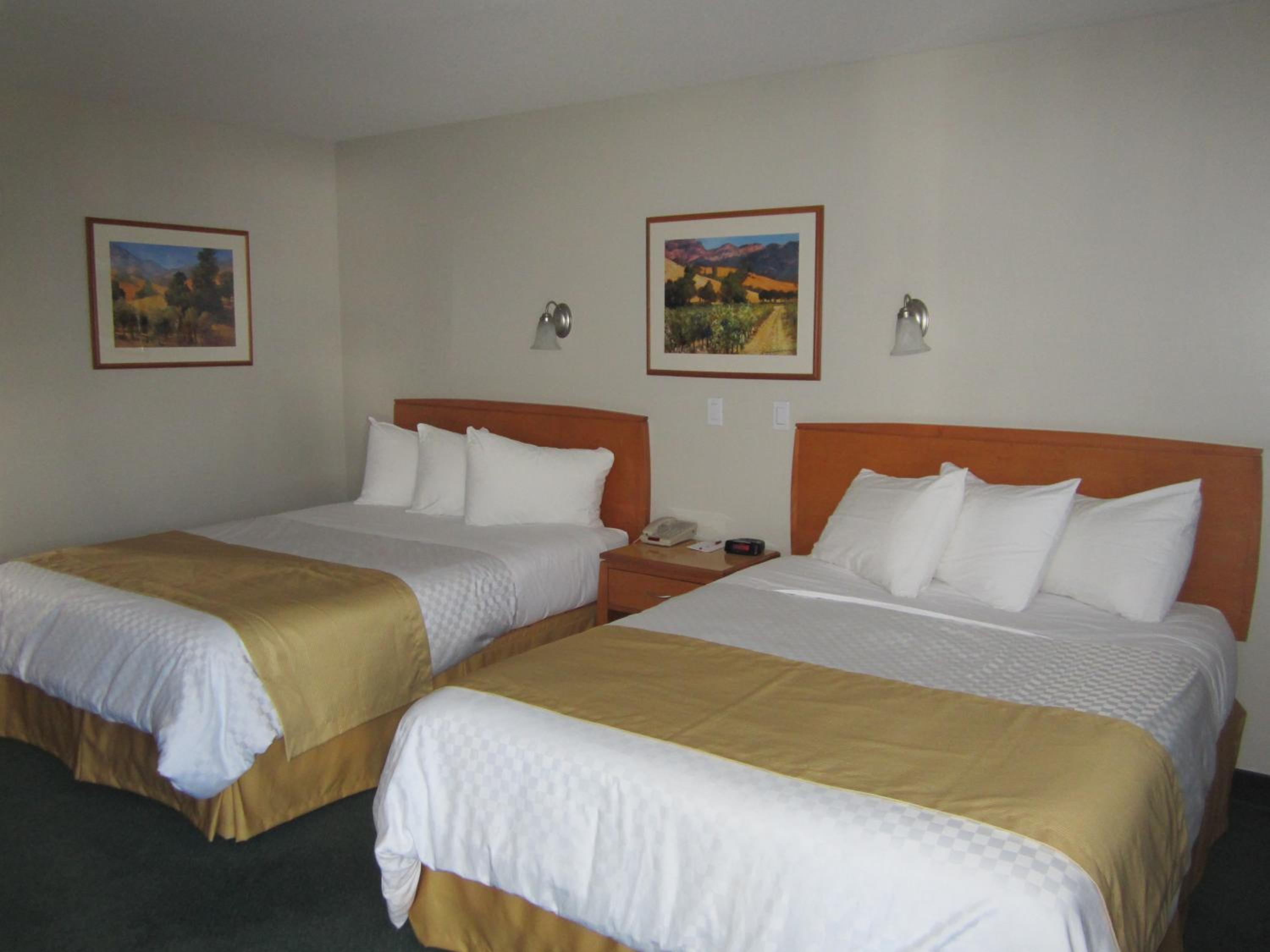 Queen Room with Two Queen Beds - Non-Smoking - Photo 3