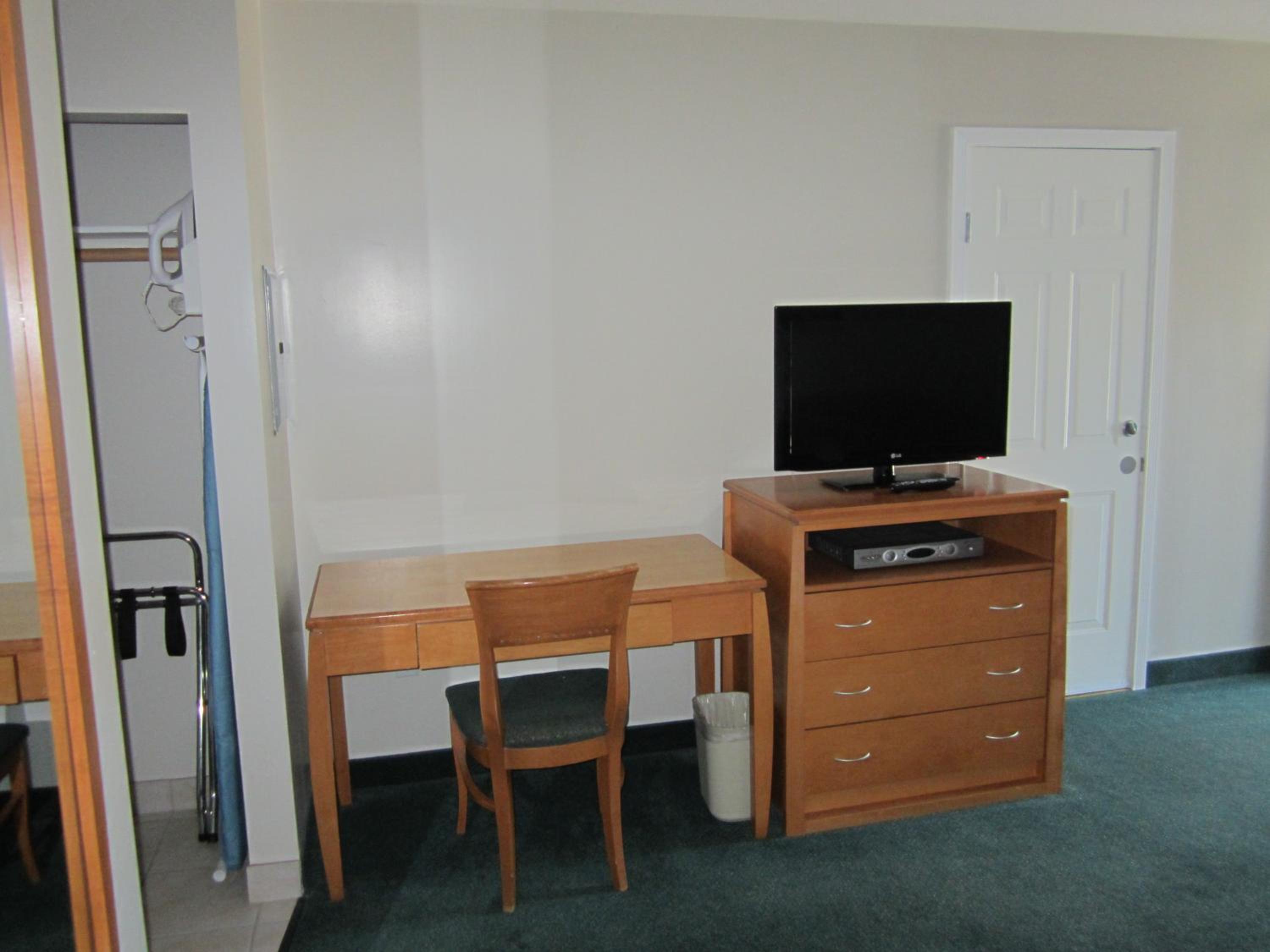 Queen Room - Non-Smoking - Photo 4