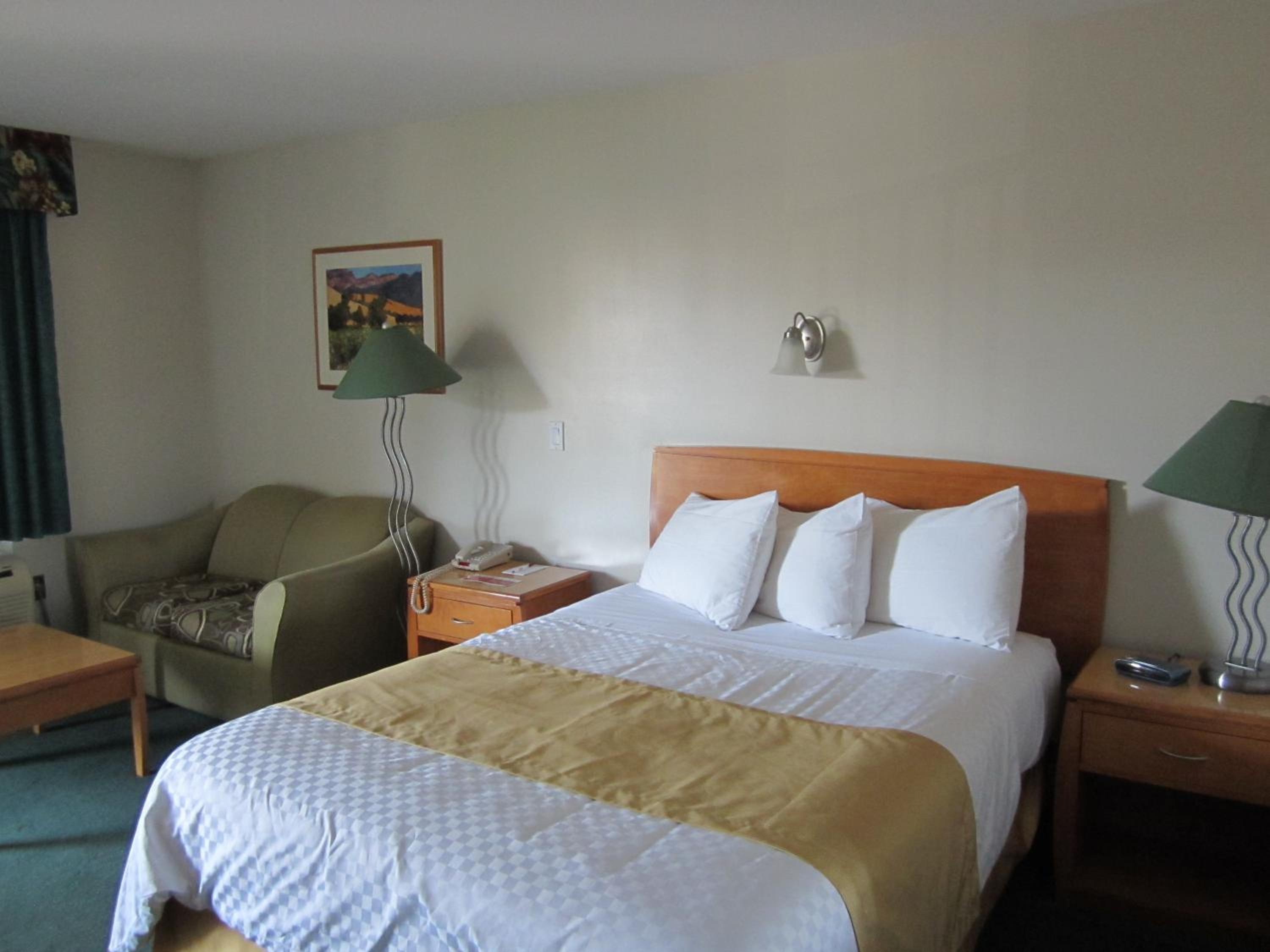 Queen Room - Non-Smoking - Photo 8