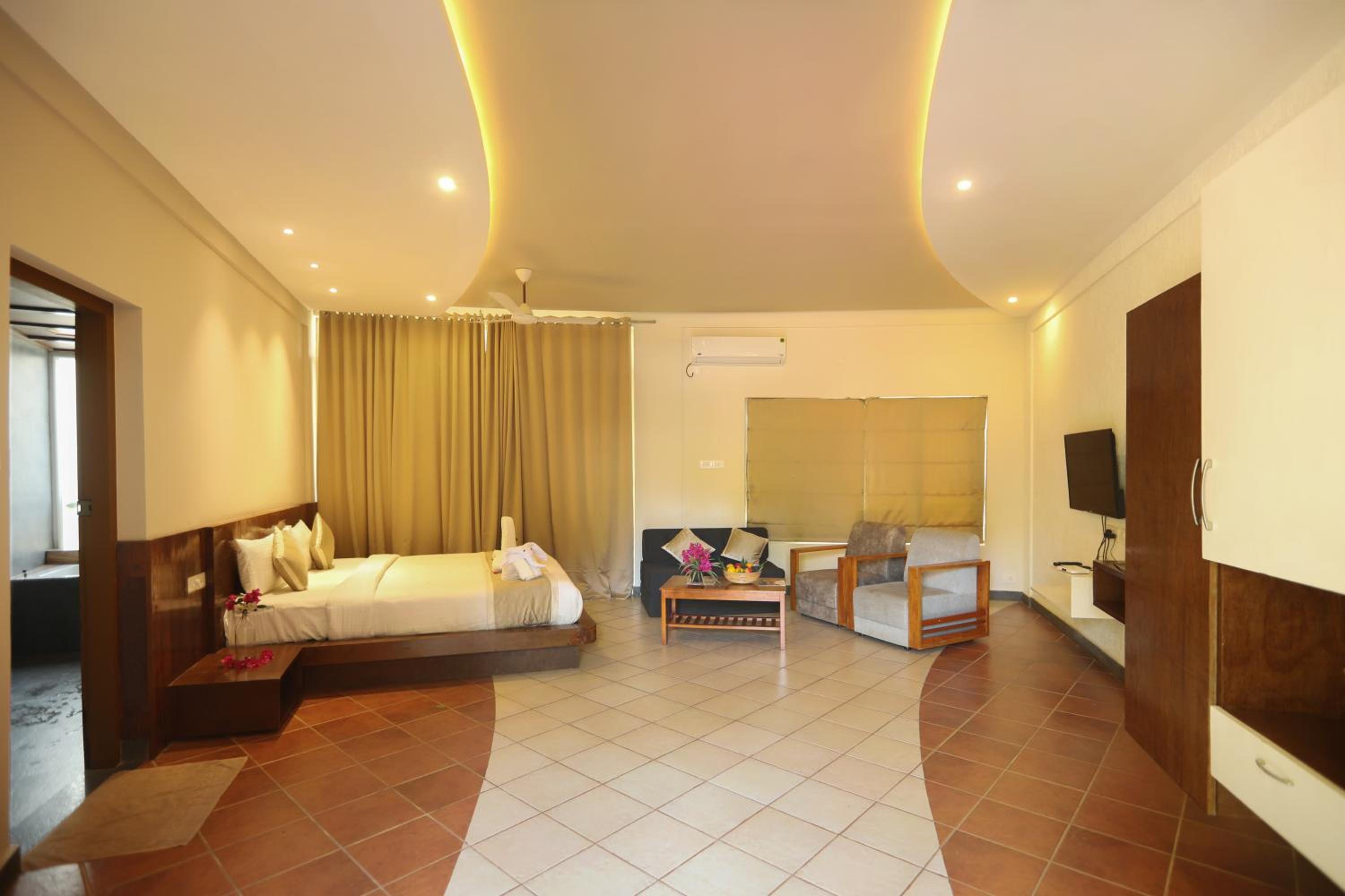Family Suite with Balcony - Photo 5