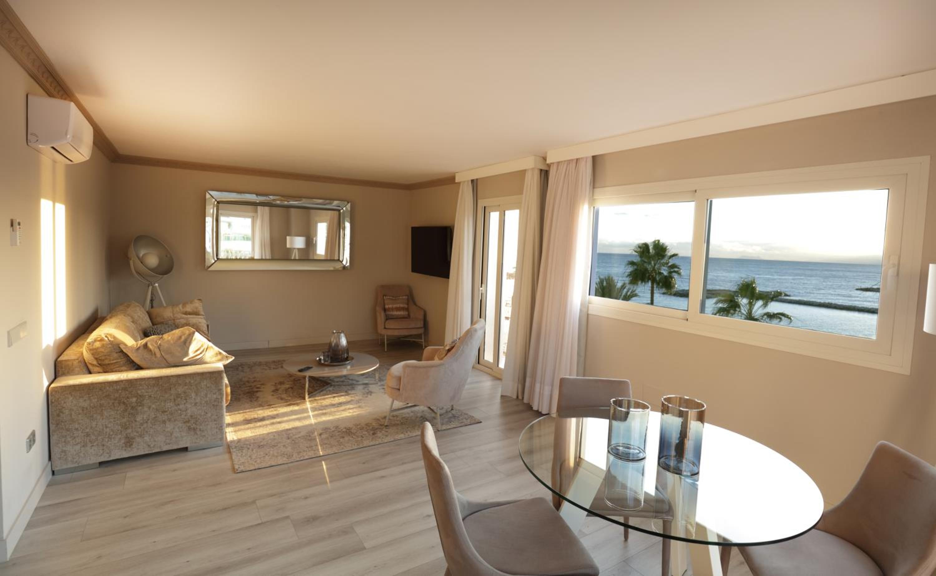 Superior Suite - Photo 12