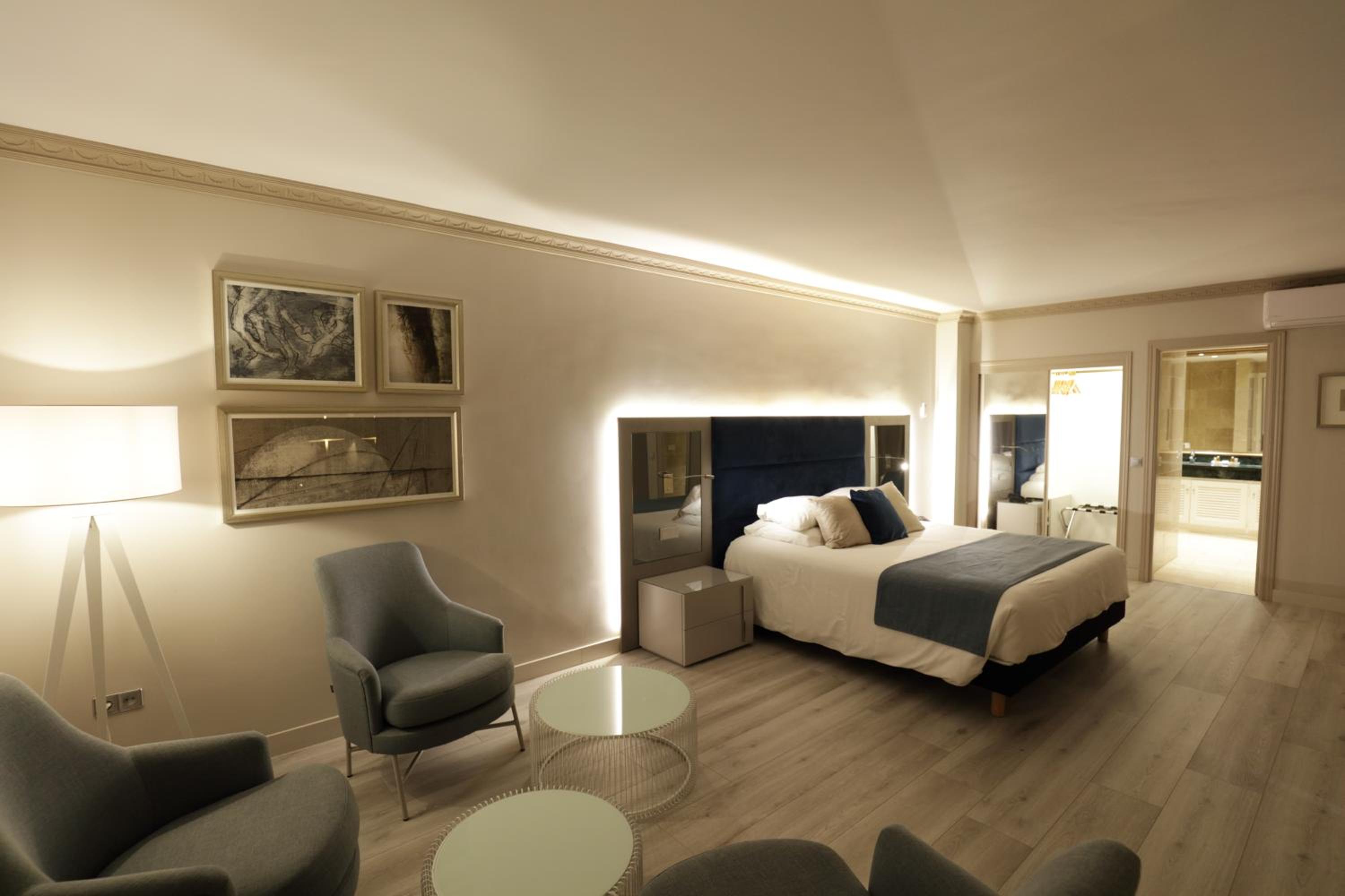 Superior Suite - Photo 13