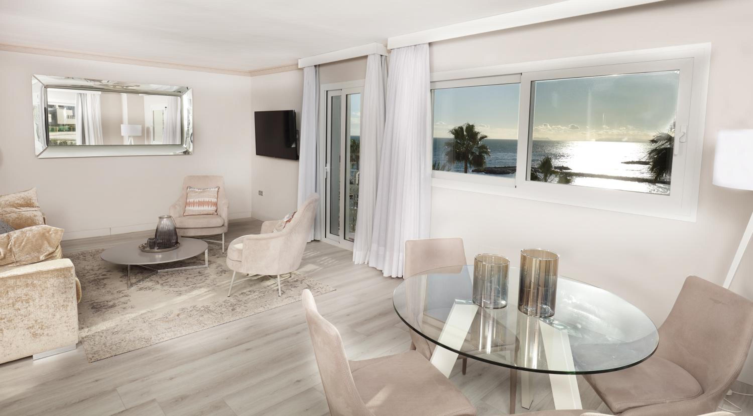 Superior Suite - Photo 19