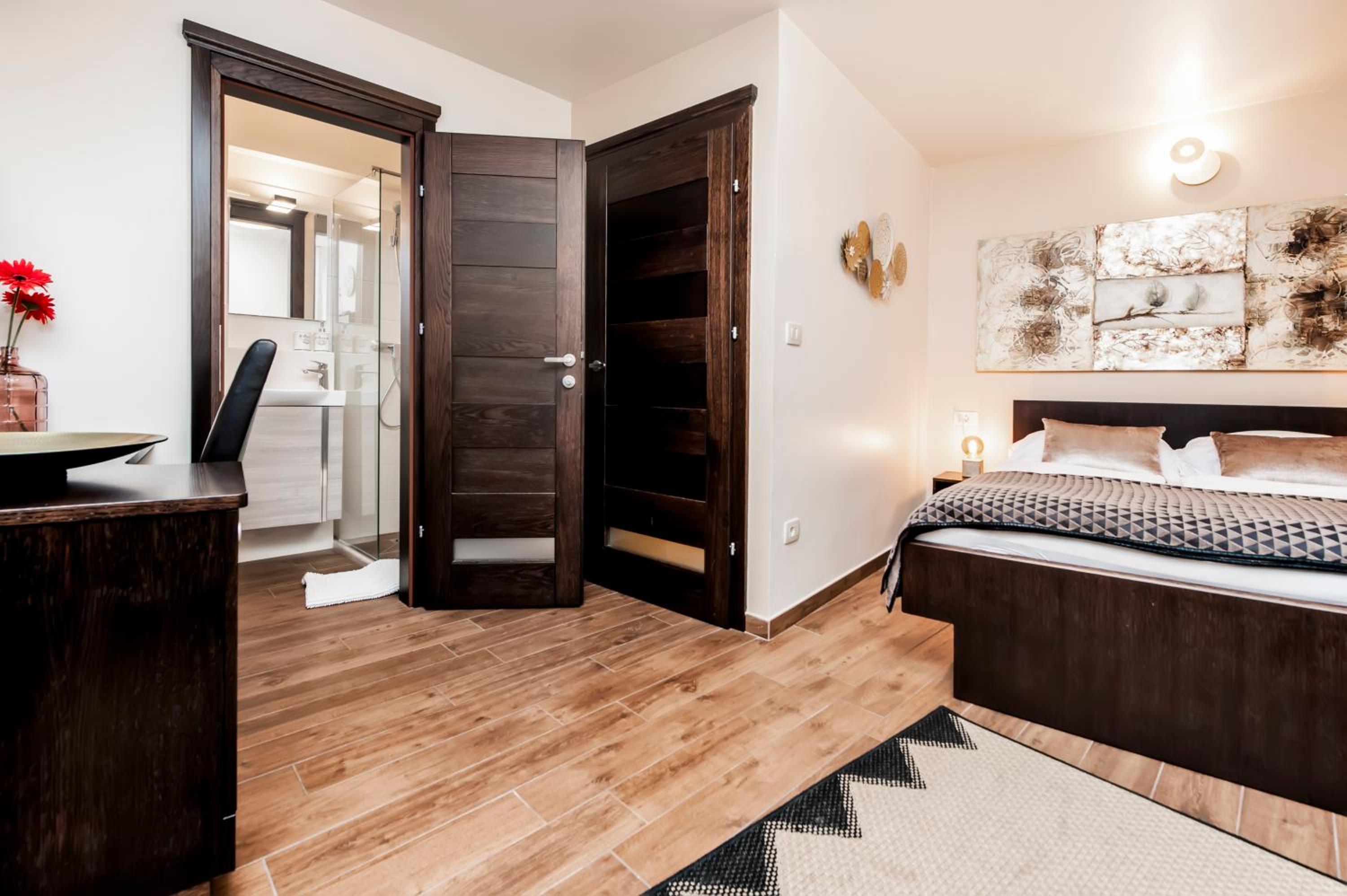 Deluxe Room - Photo 7