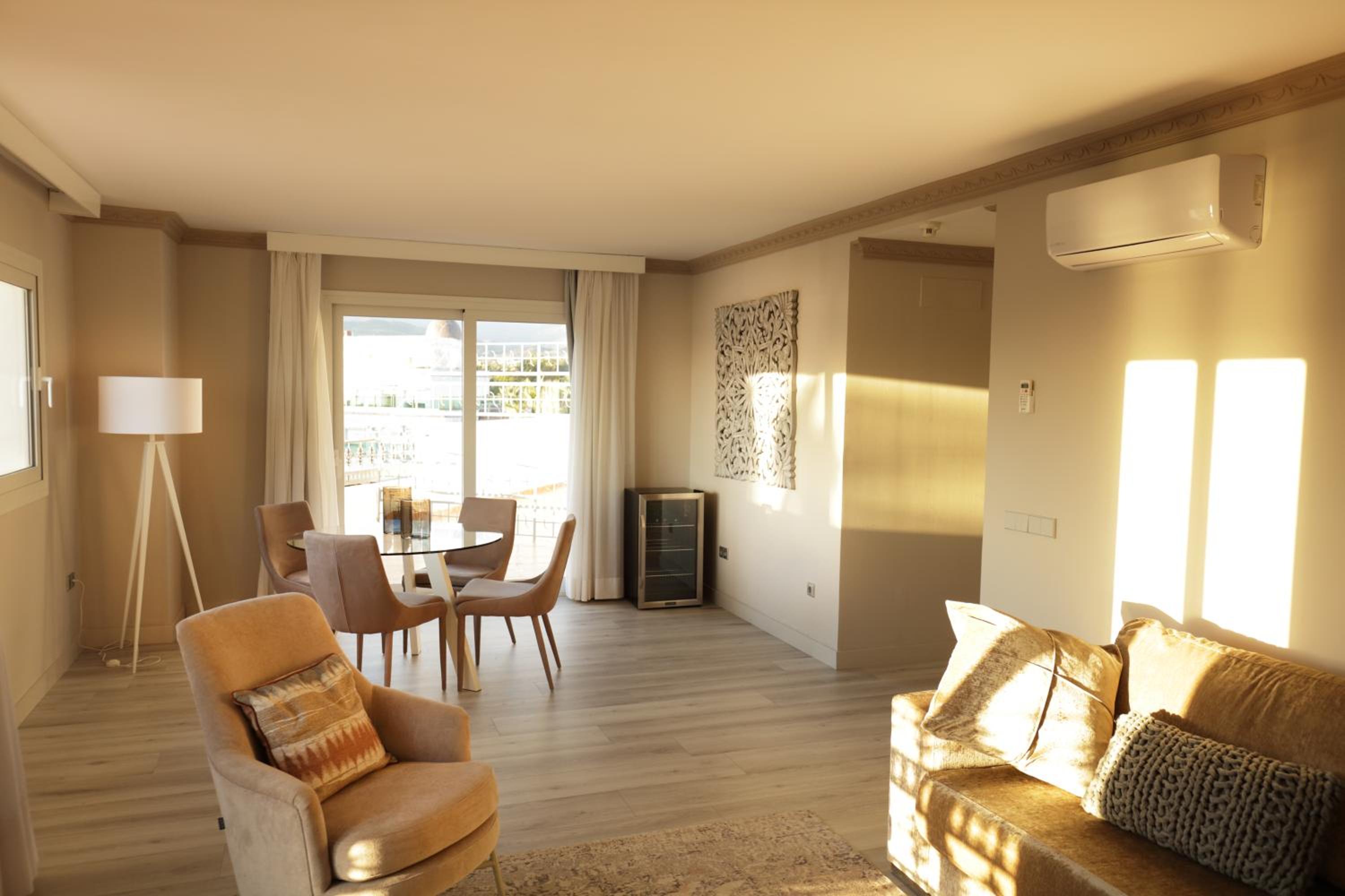 Superior Suite - Photo 9