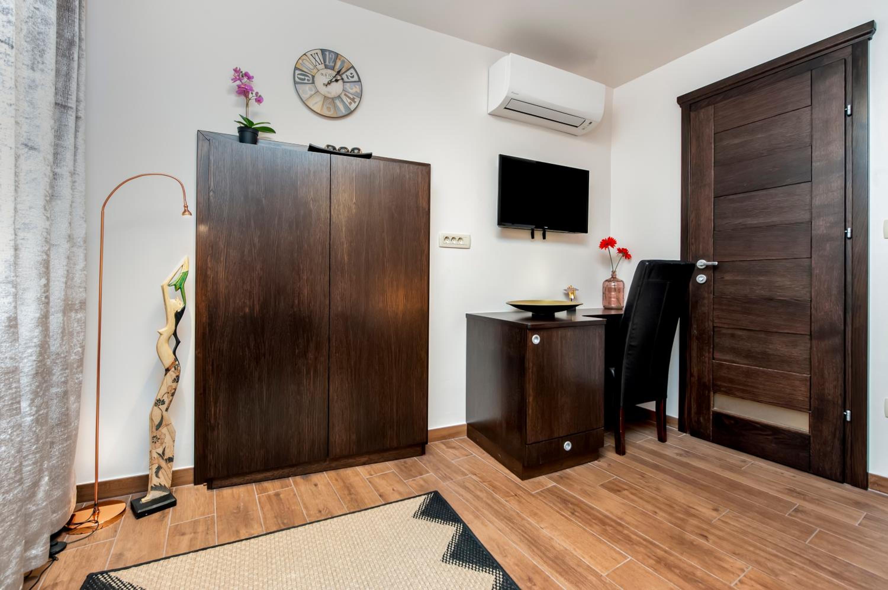 Deluxe Room - Photo 6
